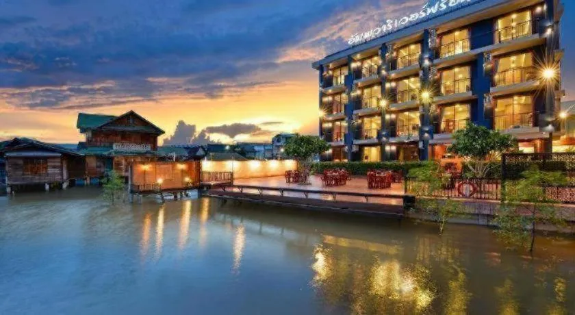 Amphawa Riverfront Hotel