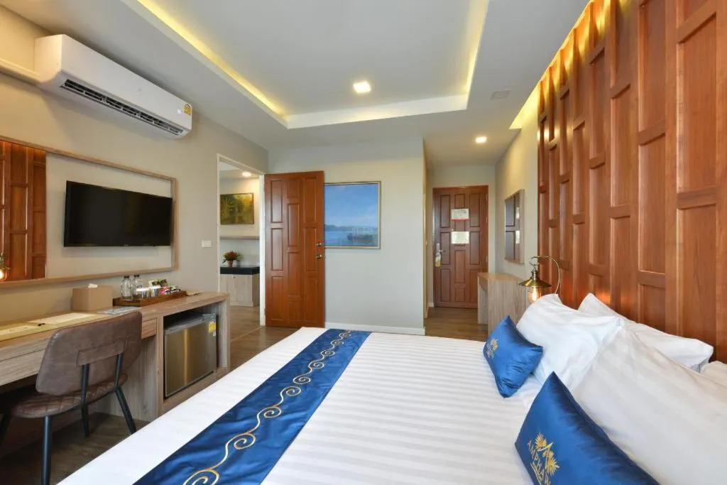 Bed in Amphawa Riverfront Hotel