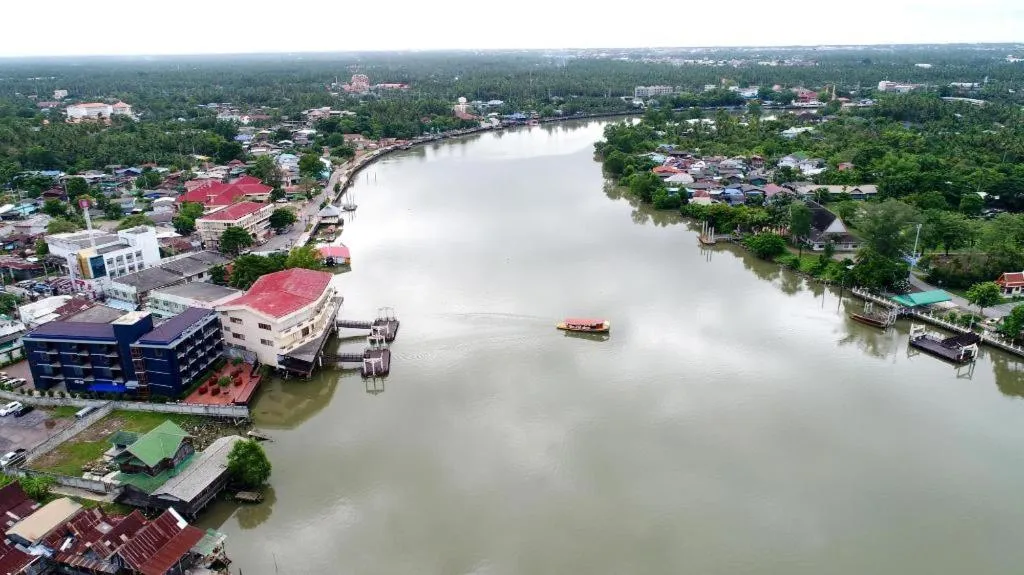 Amphawa Riverfront Hotel