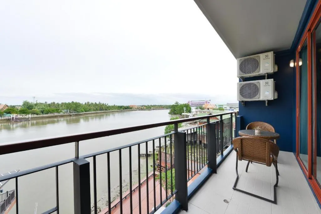 Amphawa Riverfront Hotel