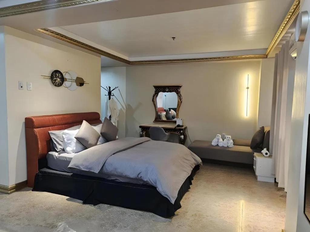 Bed in Clark Imperial Hotel