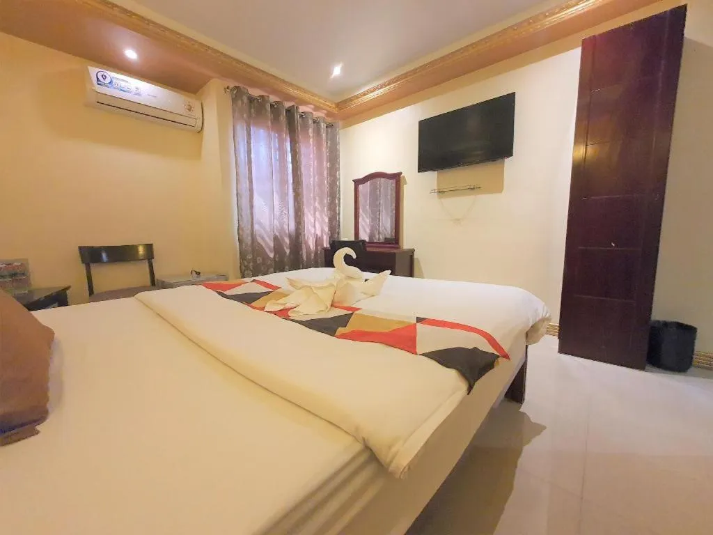 Bed in Clark Imperial Hotel