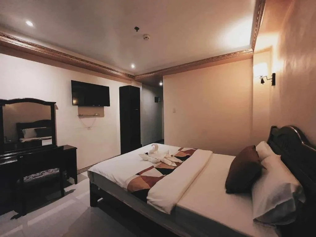 Bed in Clark Imperial Hotel