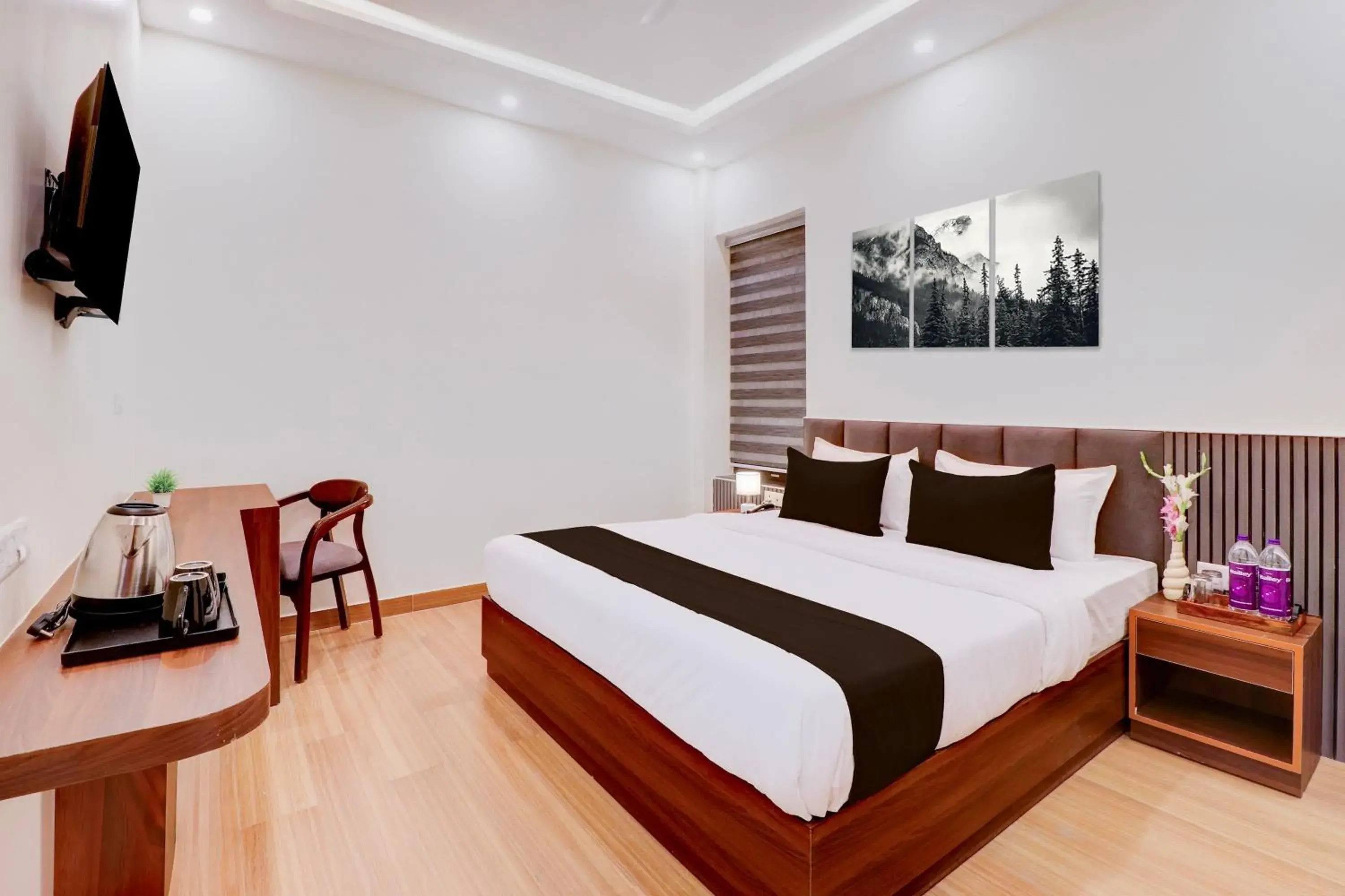 Triple Room with Bath - single occupancy in Super Townhouse Oak FRI Dehradun Formerly Hotel EL Portrait Triple Room with Bath - single occupancy in Super Townhouse Oak FRI Dehradun Formerly Hotel EL Portrait