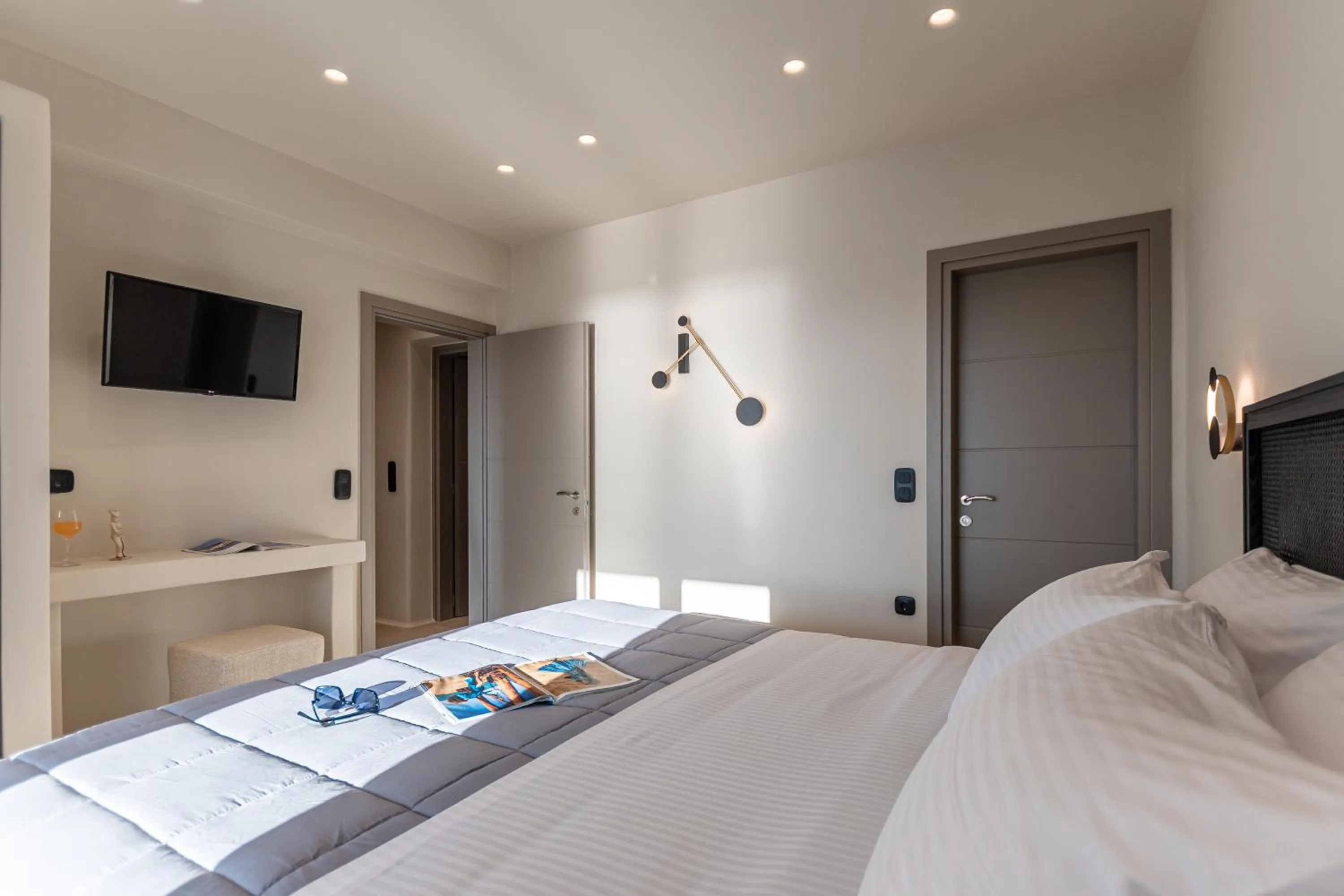 Staff, Bed in Lithia Exclusive Villas