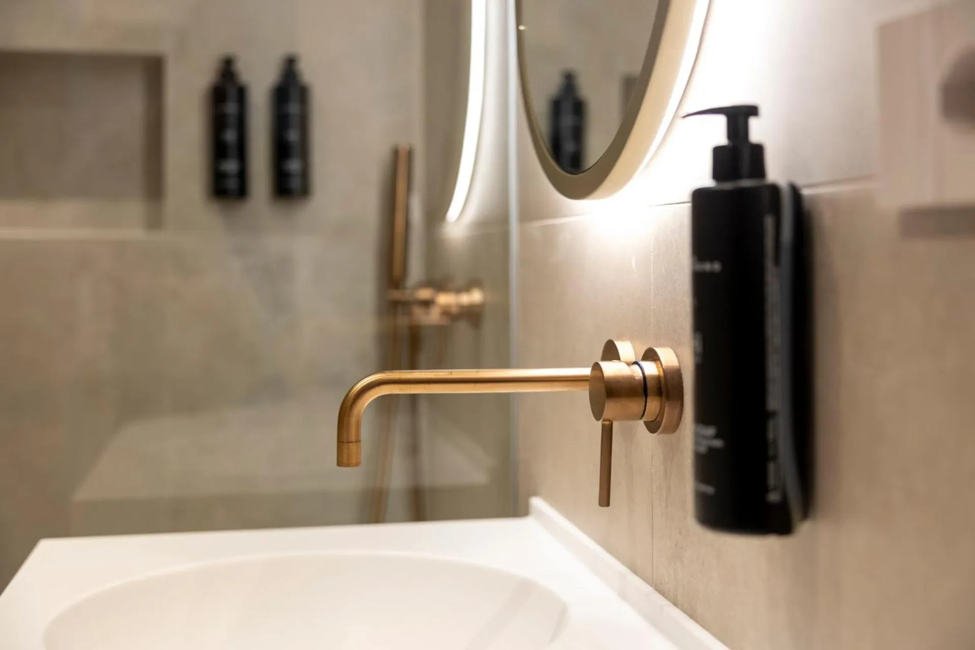 Shower in Hi Hotels Sirmione - Lakeview Pool