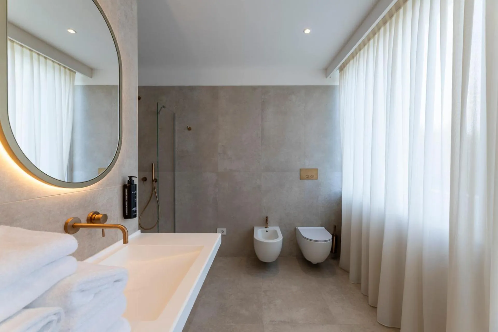 Bathroom in Hi Hotels Sirmione - Lakeview Pool