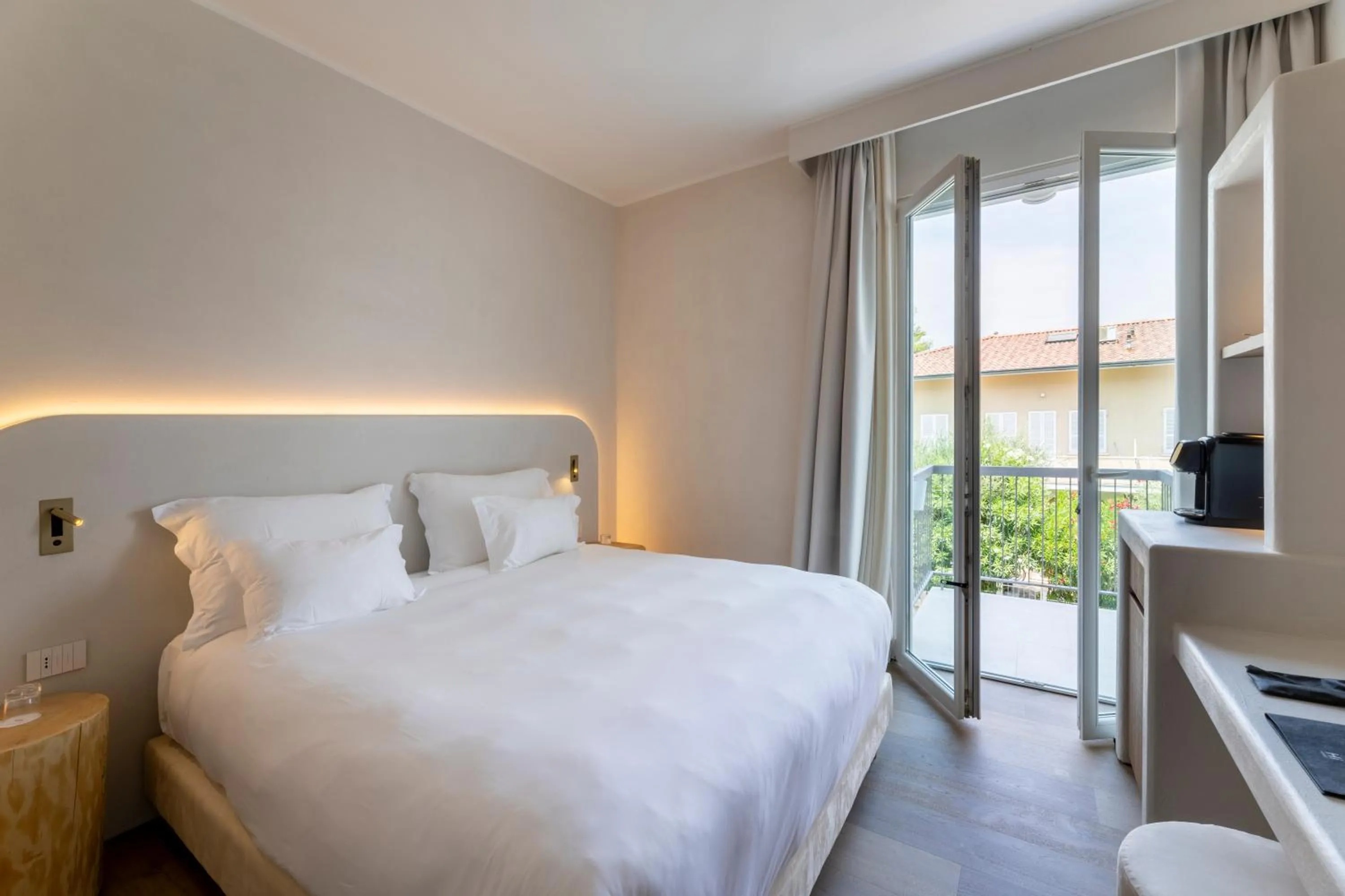 Bedroom, Bed in Hi Hotels Sirmione - Lakeview Pool