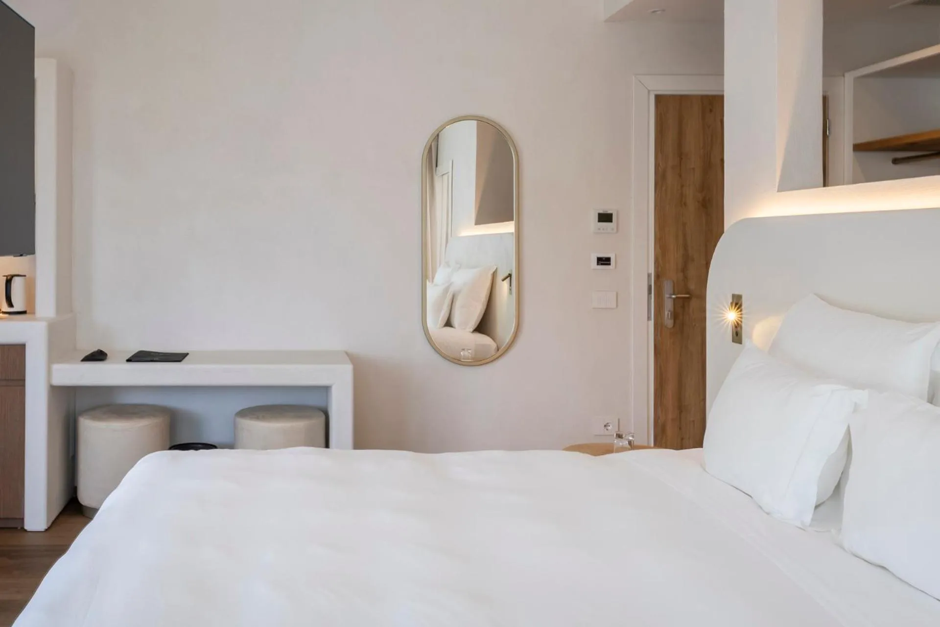 Bed in Hi Hotels Sirmione - Lakeview Pool