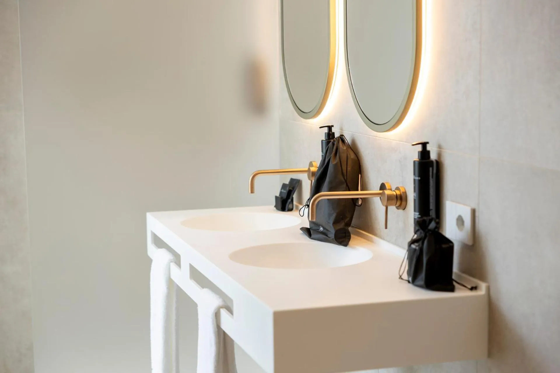 Bathroom in Hi Hotels Sirmione - Lakeview Pool