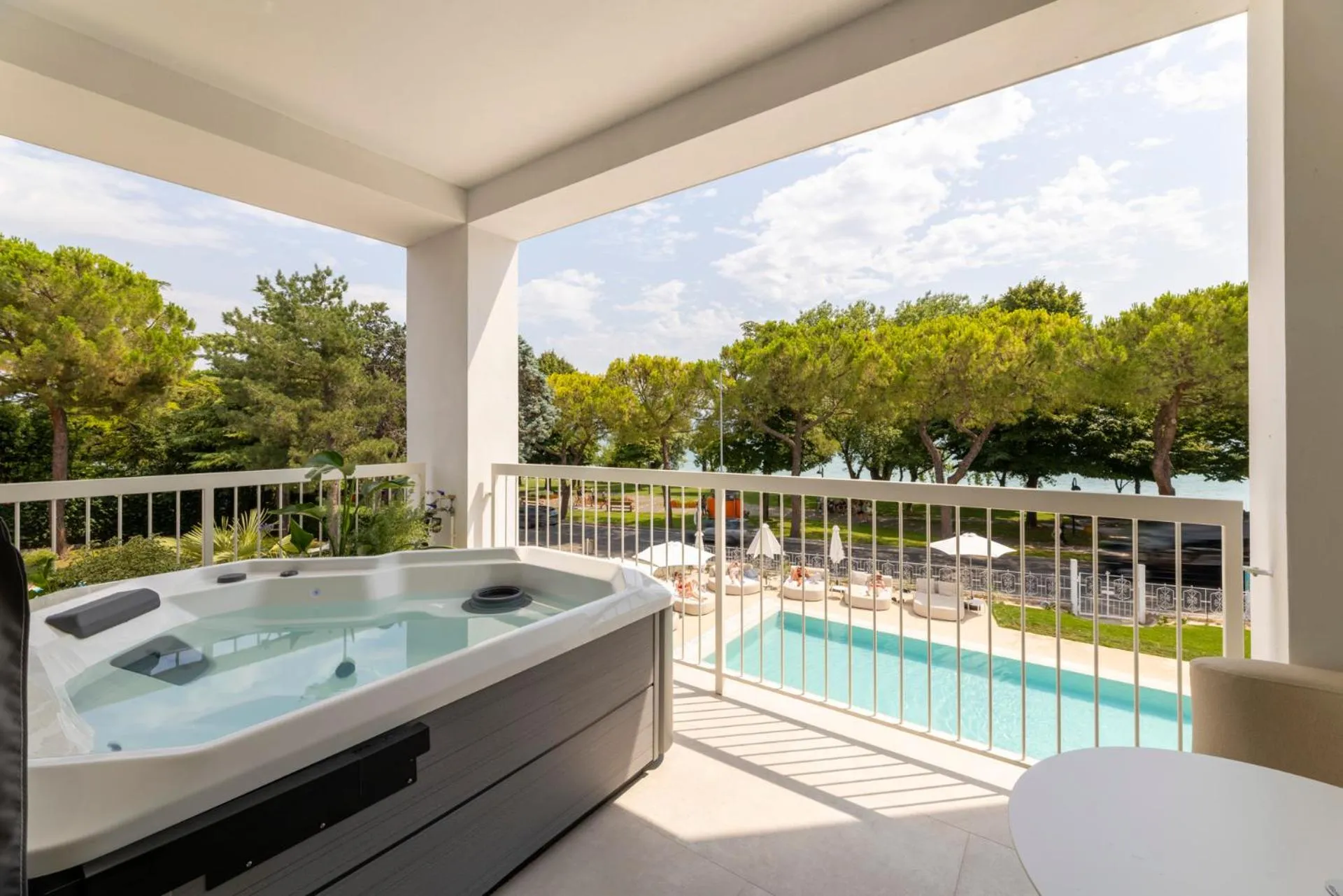 Hot Tub in Hi Hotels Sirmione - Lakeview Pool