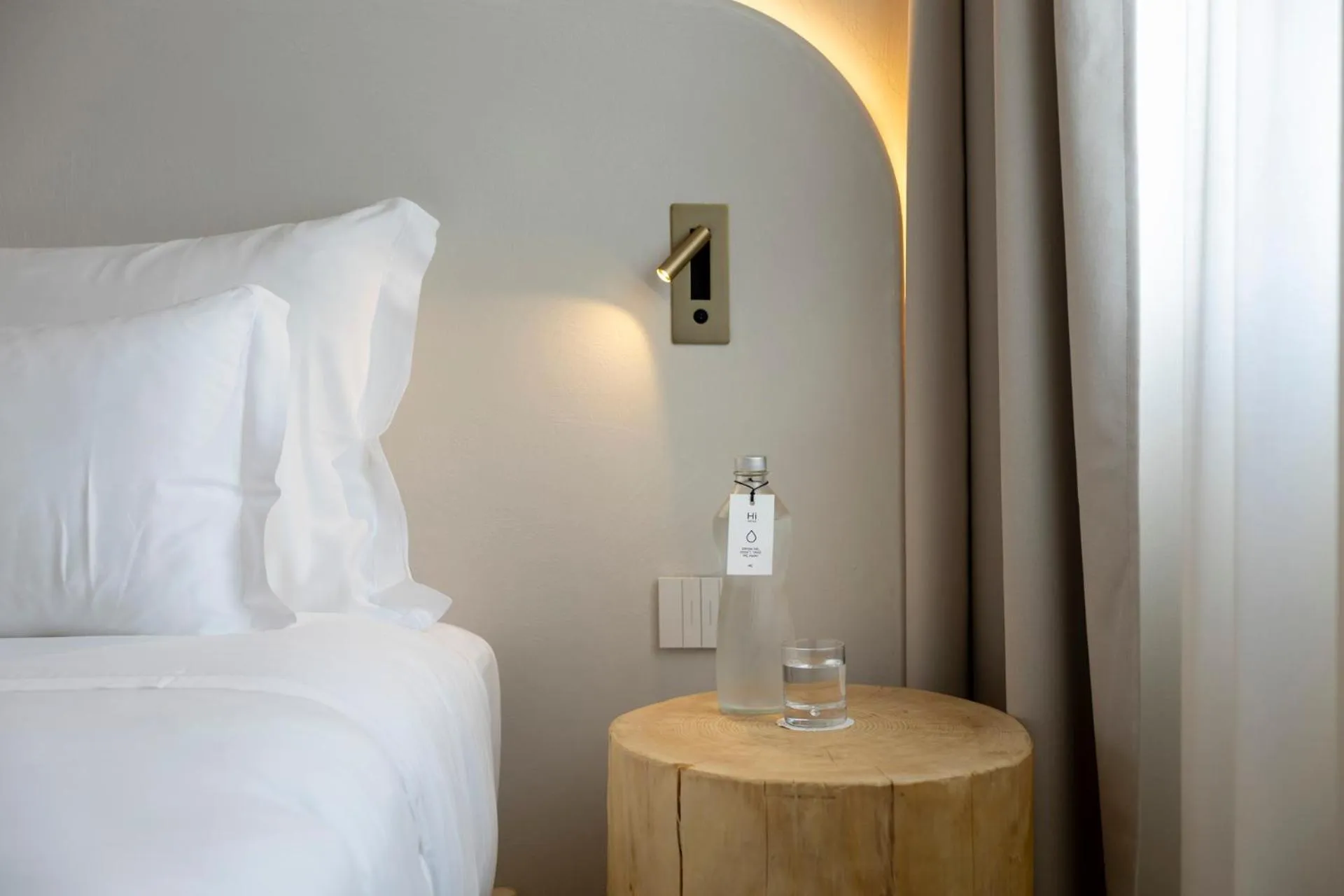 Bed in Hi Hotels Sirmione - Lakeview Pool