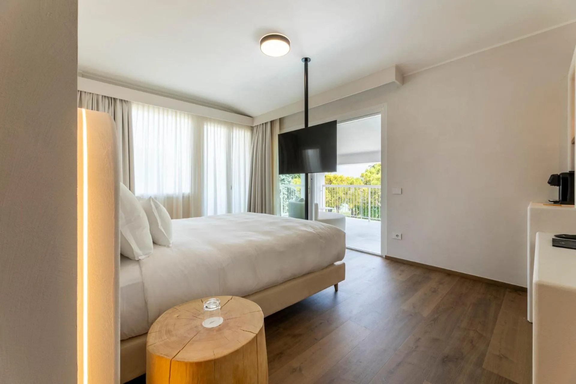 Photo of the whole room, Bed in Hi Hotels Sirmione - Lakeview Pool