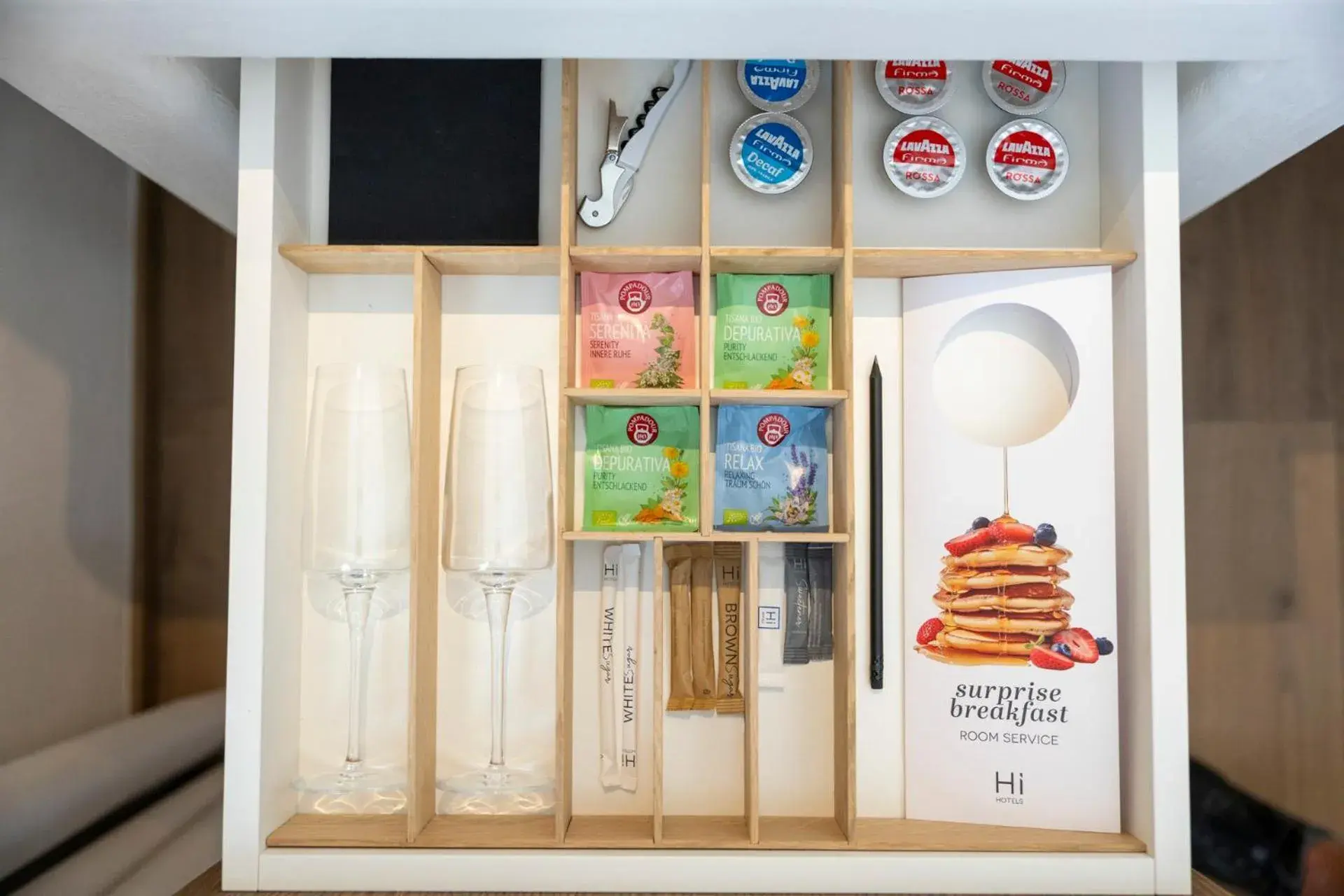 Food and drinks in Hi Hotels Sirmione - Lakeview Pool Food and drinks in Hi Hotels Sirmione - Lakeview Pool