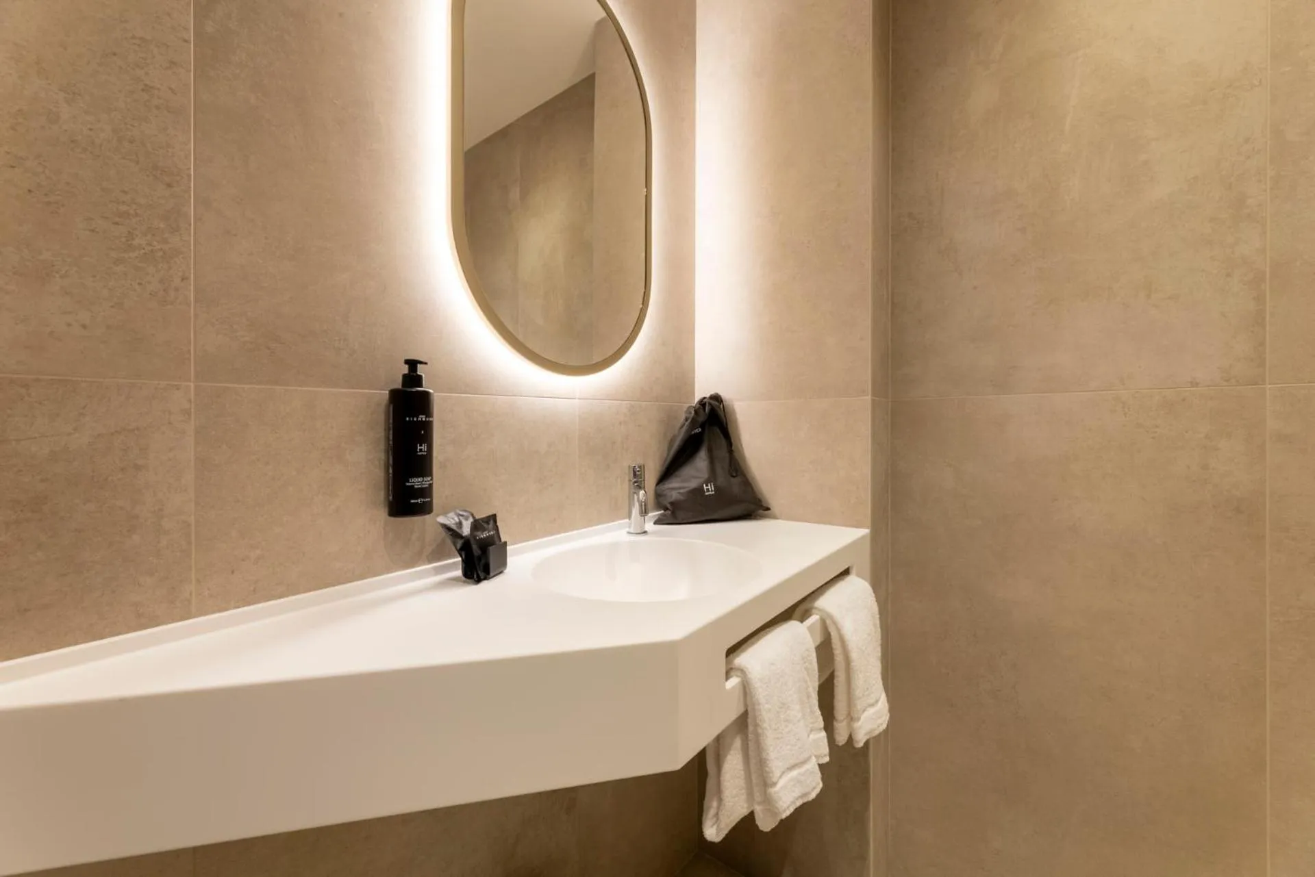 Bathroom in Hi Hotels Sirmione - Lakeview Pool