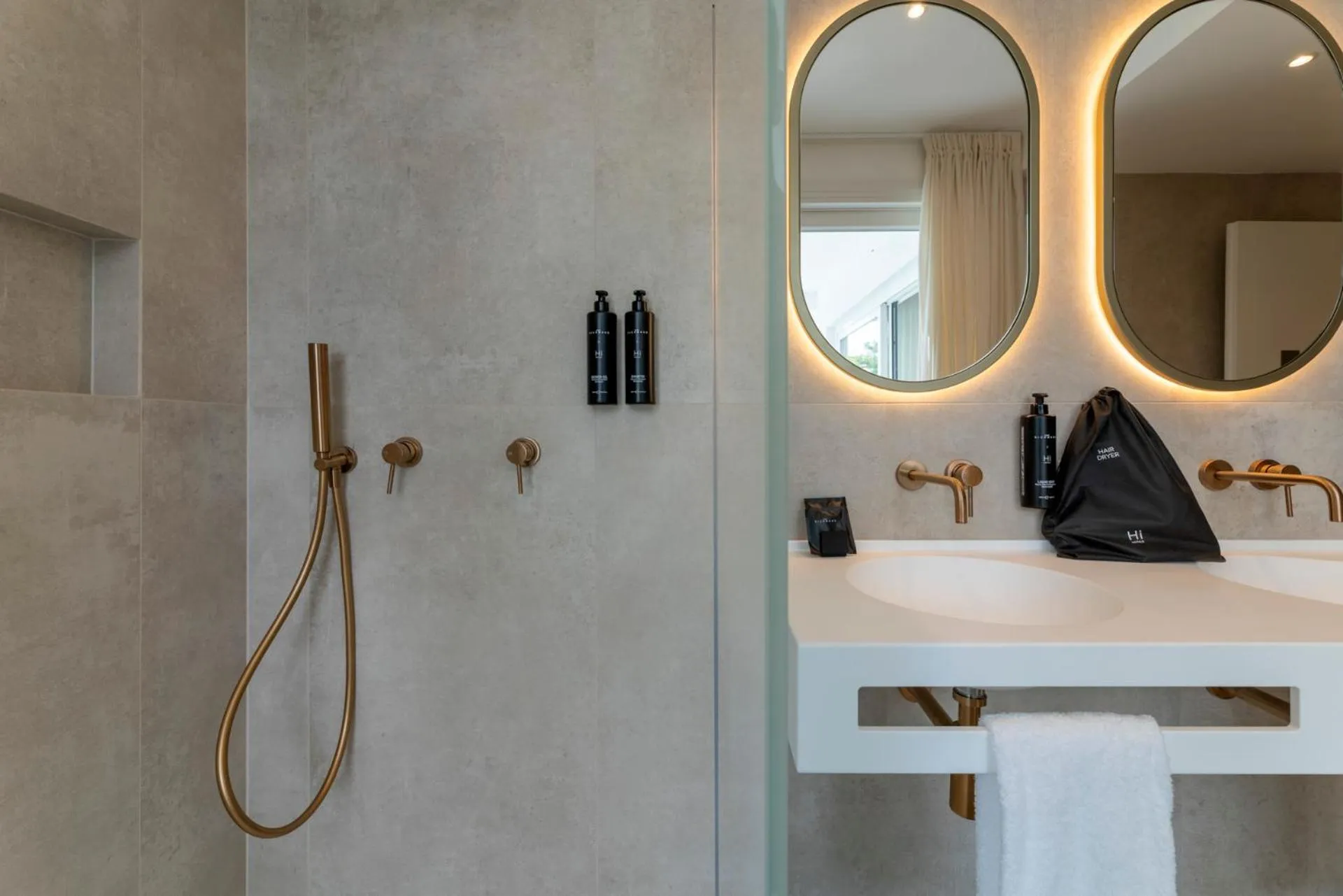 Bathroom in Hi Hotels Sirmione - Lakeview Pool