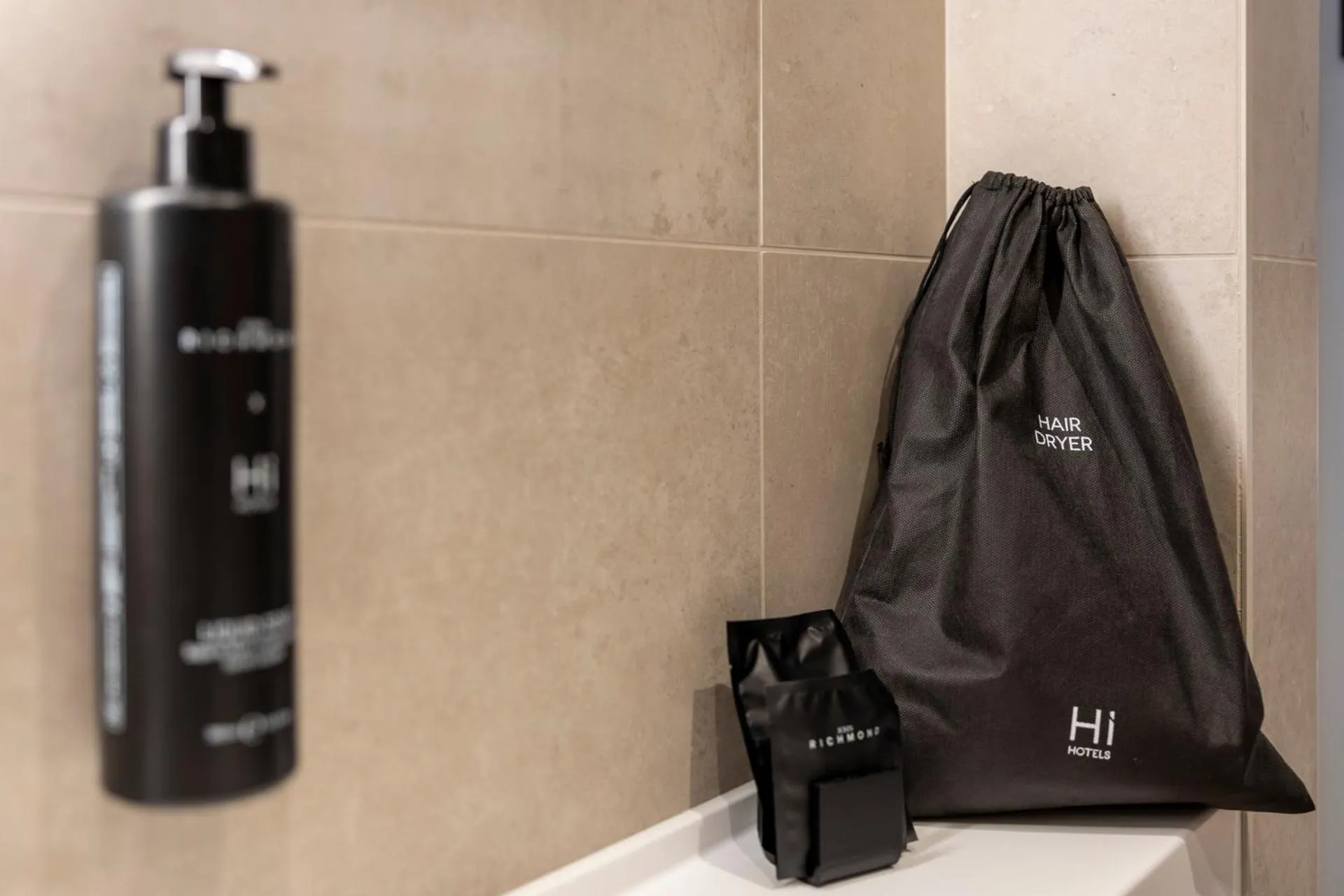 Bathroom in Hi Hotels Sirmione - Lakeview Pool