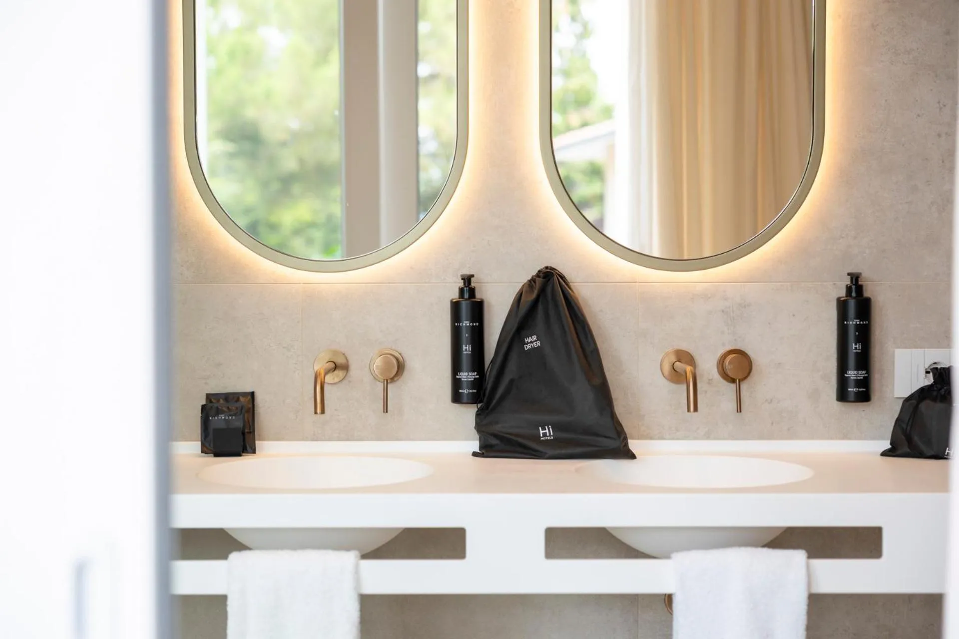 Bathroom in Hi Hotels Sirmione - Lakeview Pool