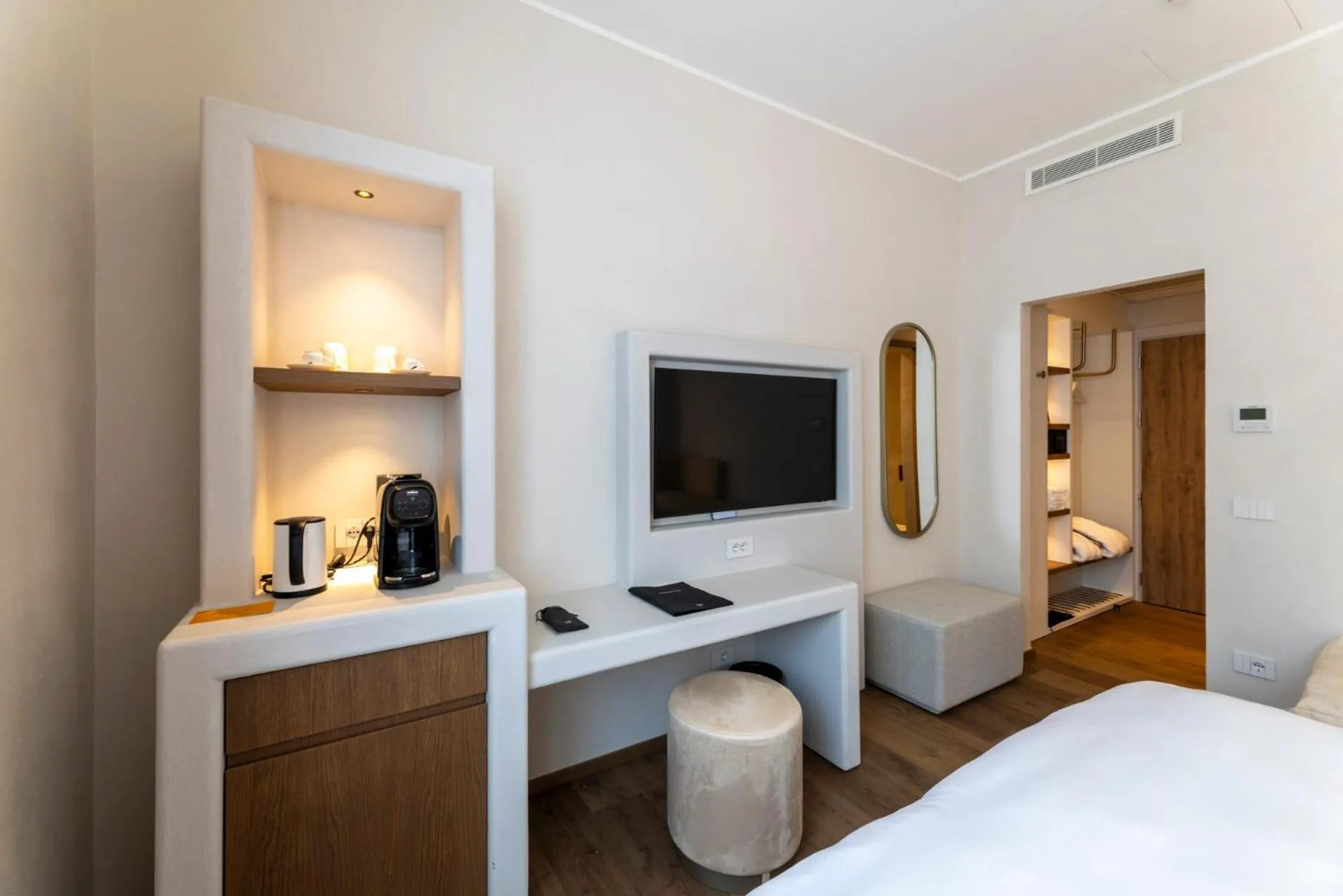 Bed in Hi Hotels Sirmione - Lakeview Pool