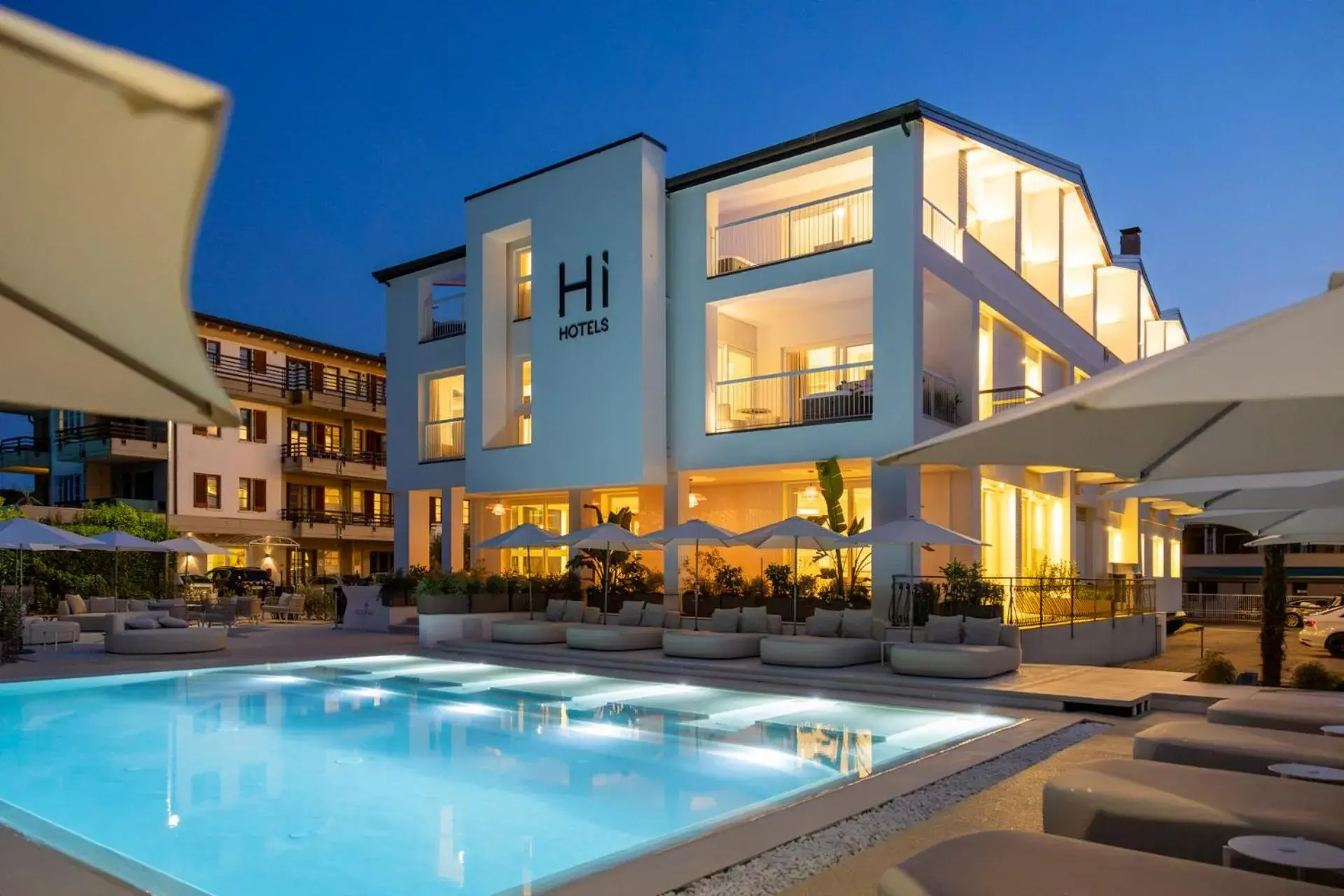 Property building in Hi Hotels Sirmione - Lakeview Pool Property building in Hi Hotels Sirmione - Lakeview Pool