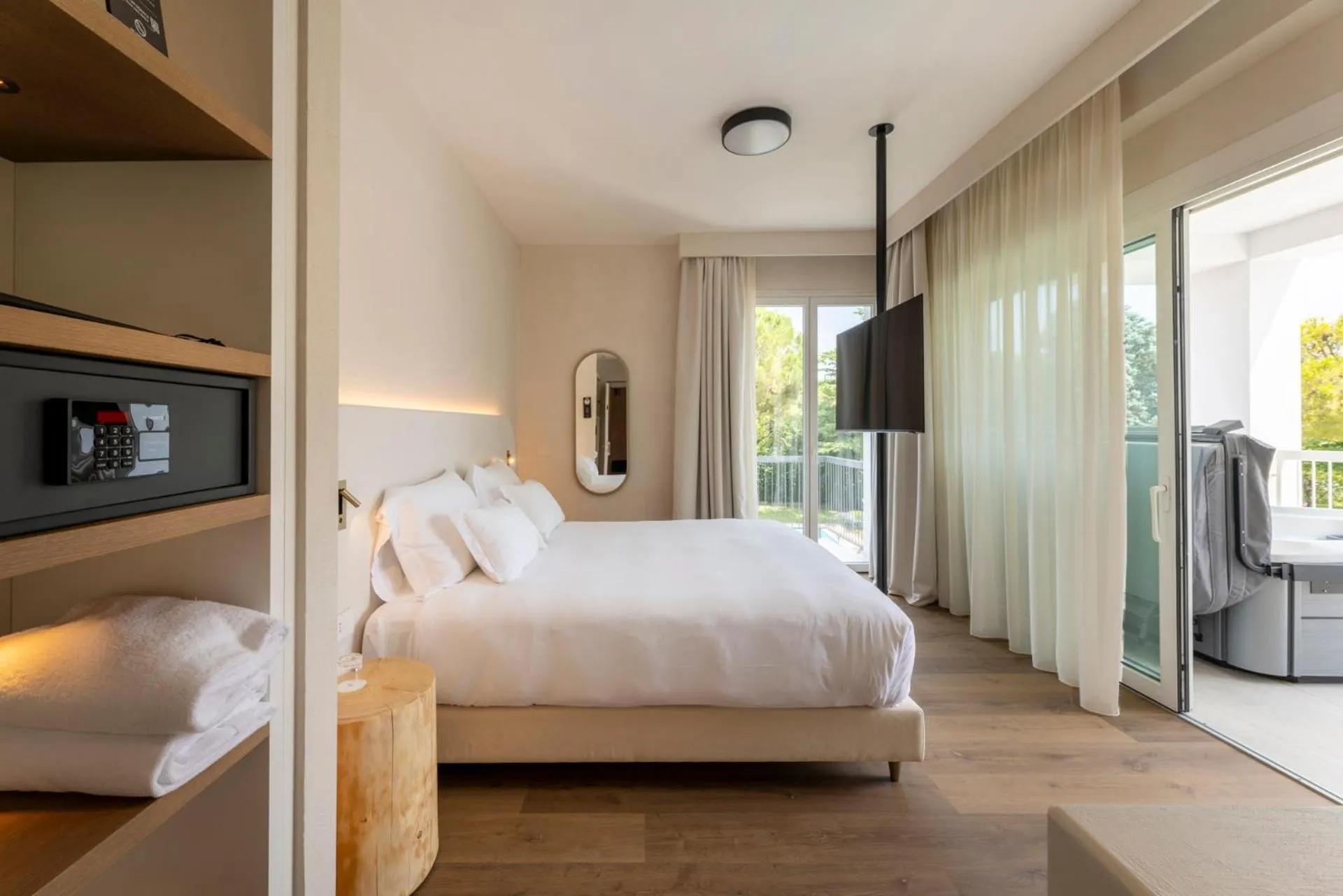 Bed in Hi Hotels Sirmione - Lakeview Pool