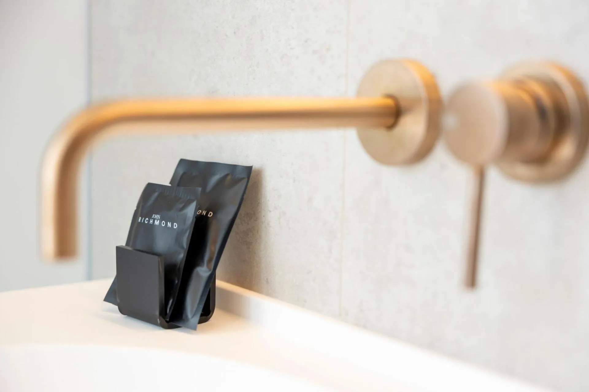 Bathroom in Hi Hotels Sirmione - Lakeview Pool