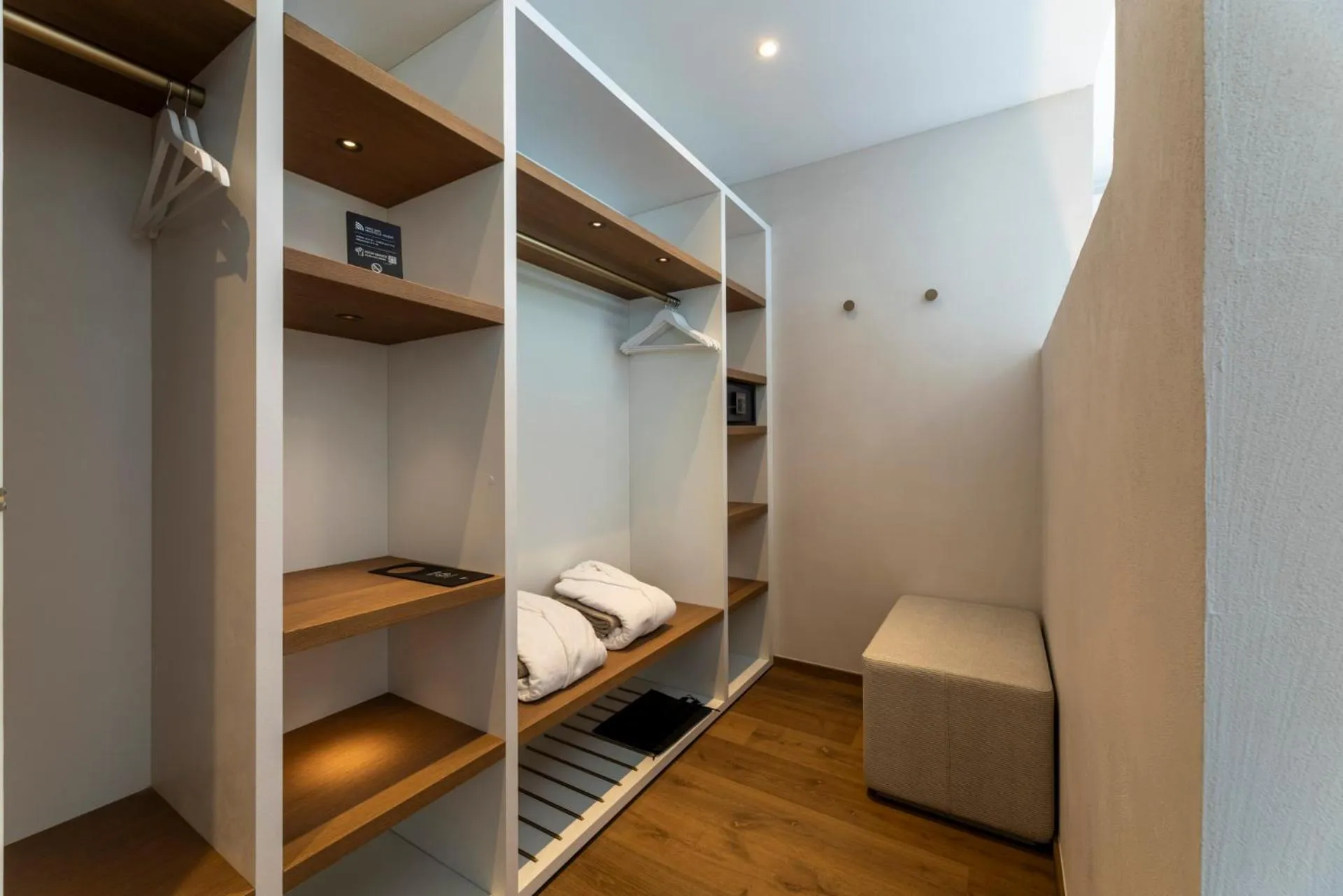 wardrobe, Bed in Hi Hotels Sirmione - Lakeview Pool