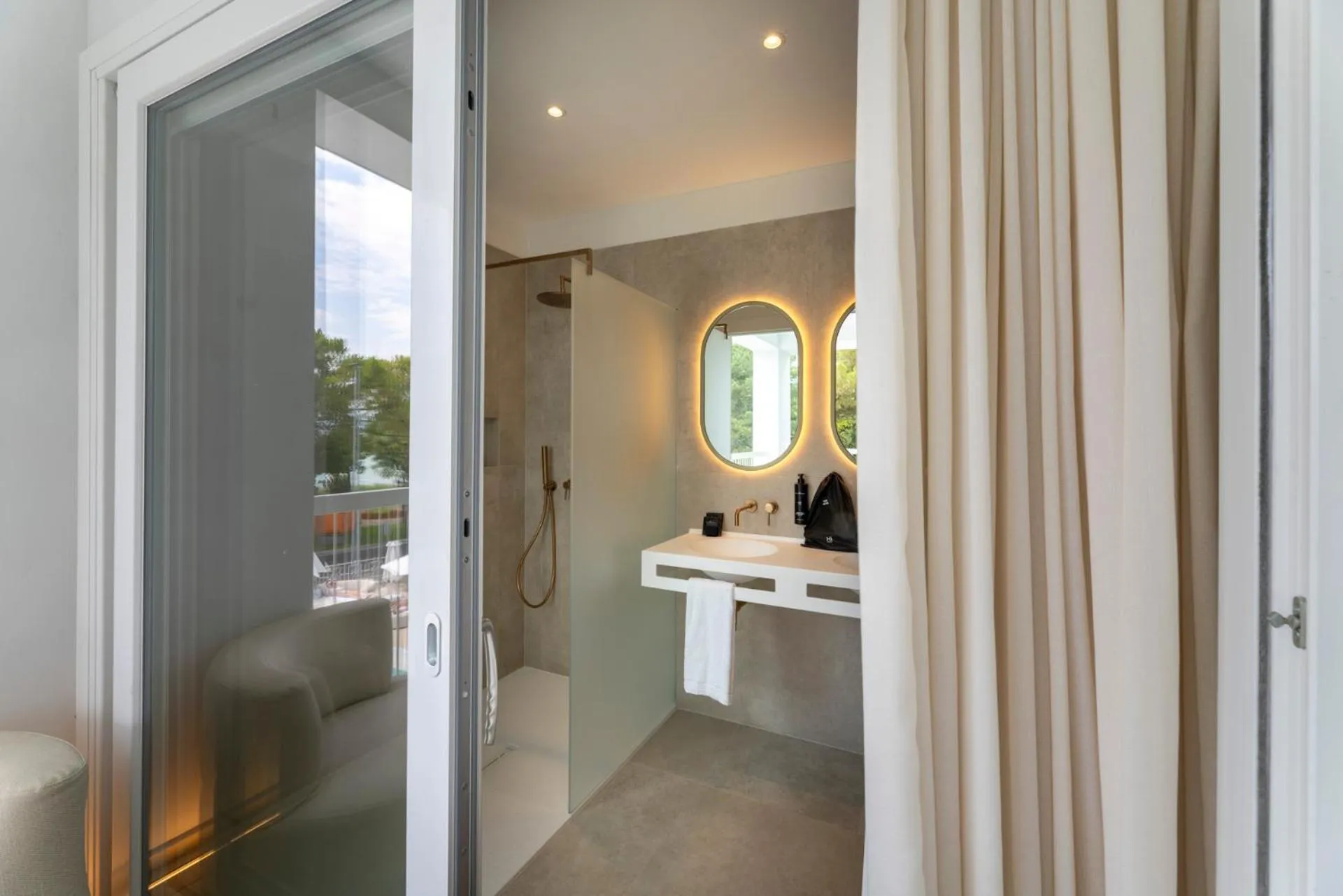 Bathroom in Hi Hotels Sirmione - Lakeview Pool