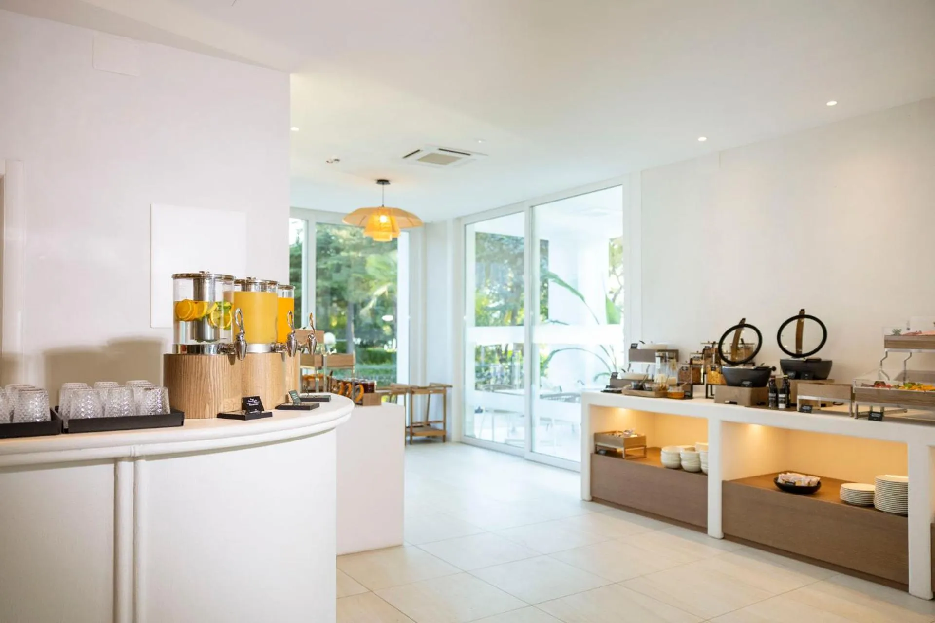 toaster in Hi Hotels Sirmione - Lakeview Pool