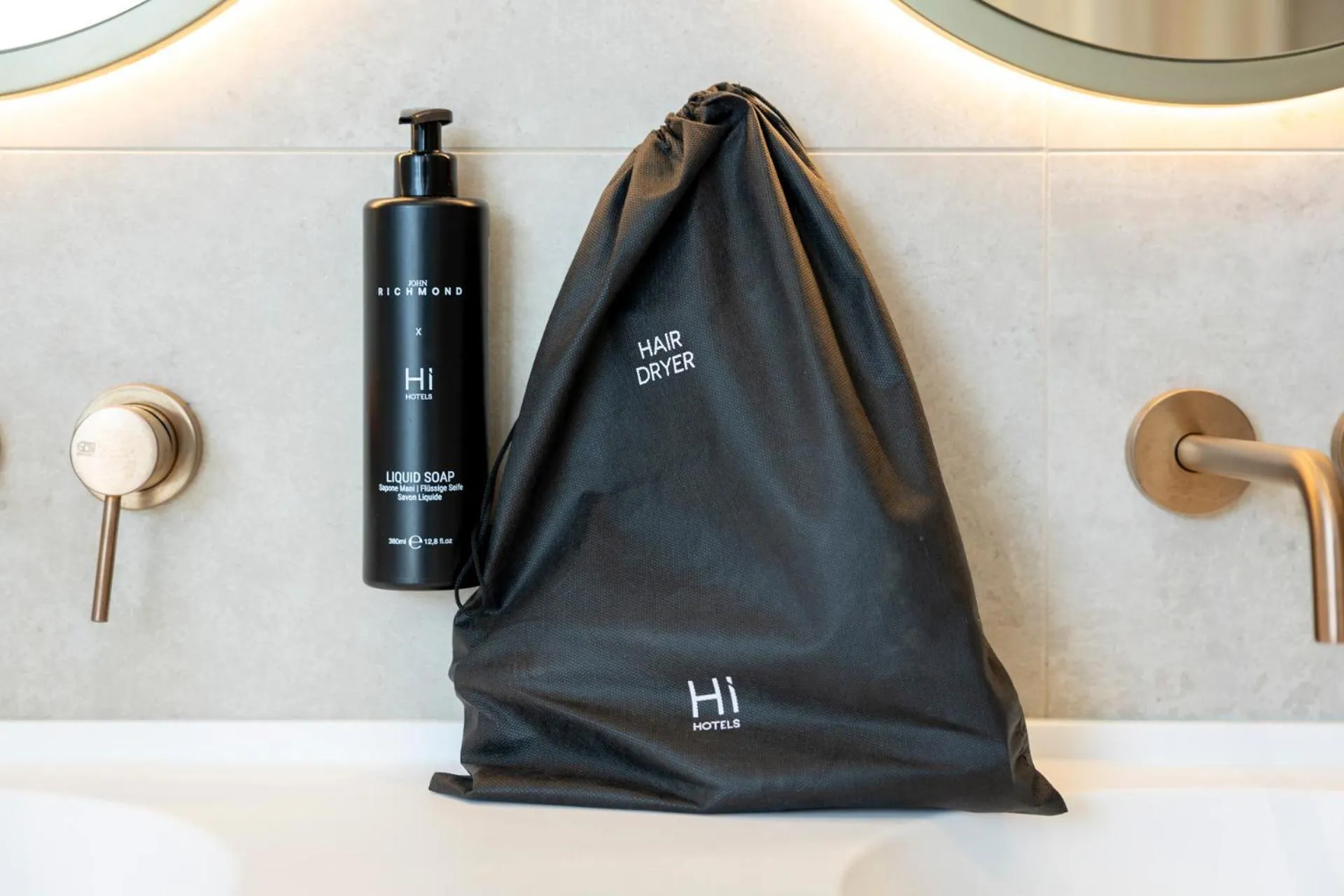 Bathroom in Hi Hotels Sirmione - Lakeview Pool