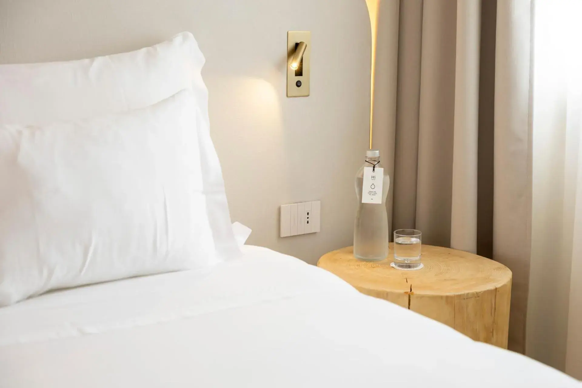 Bed in Hi Hotels Sirmione - Lakeview Pool Bed in Hi Hotels Sirmione - Lakeview Pool