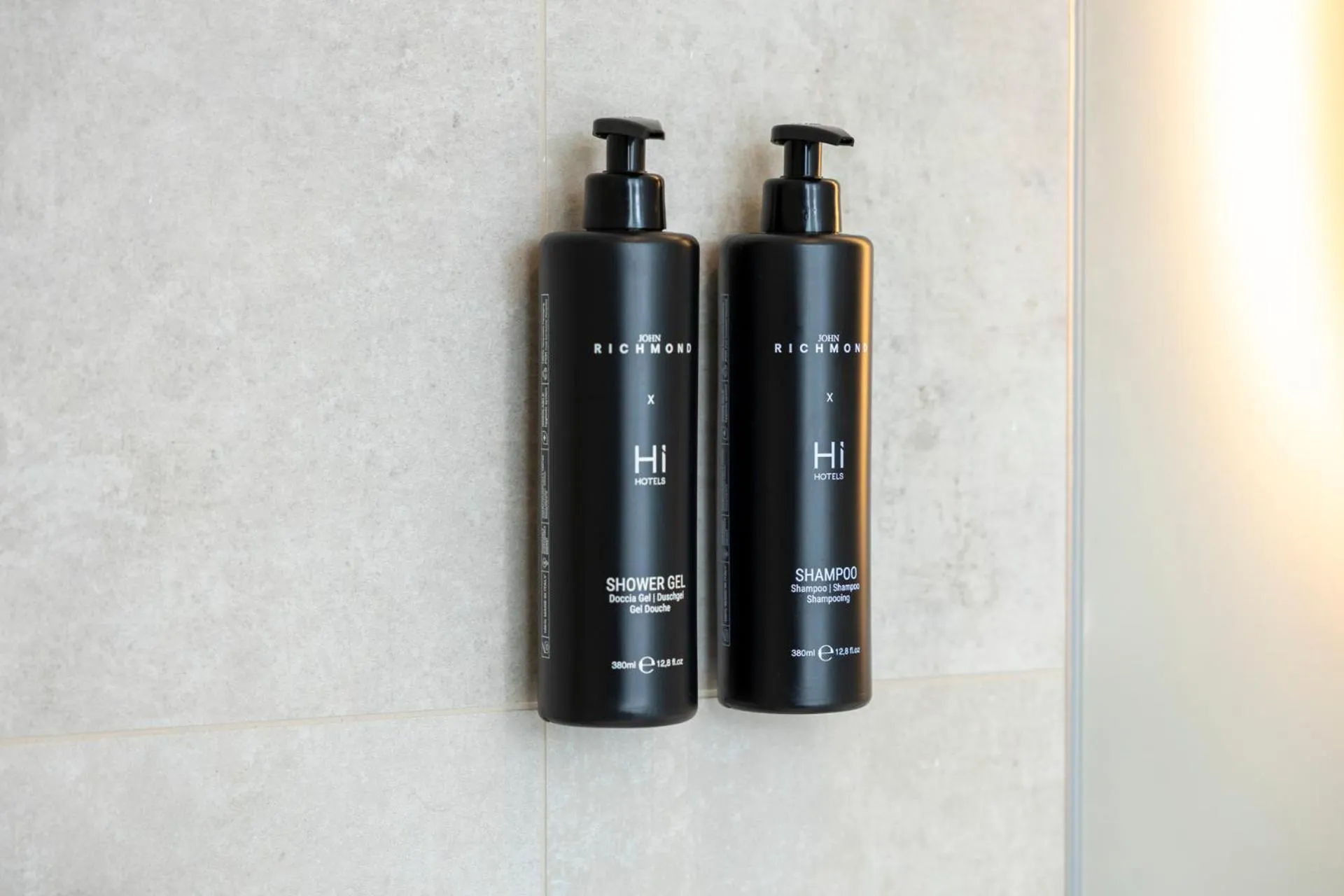 Bathroom in Hi Hotels Sirmione - Lakeview Pool