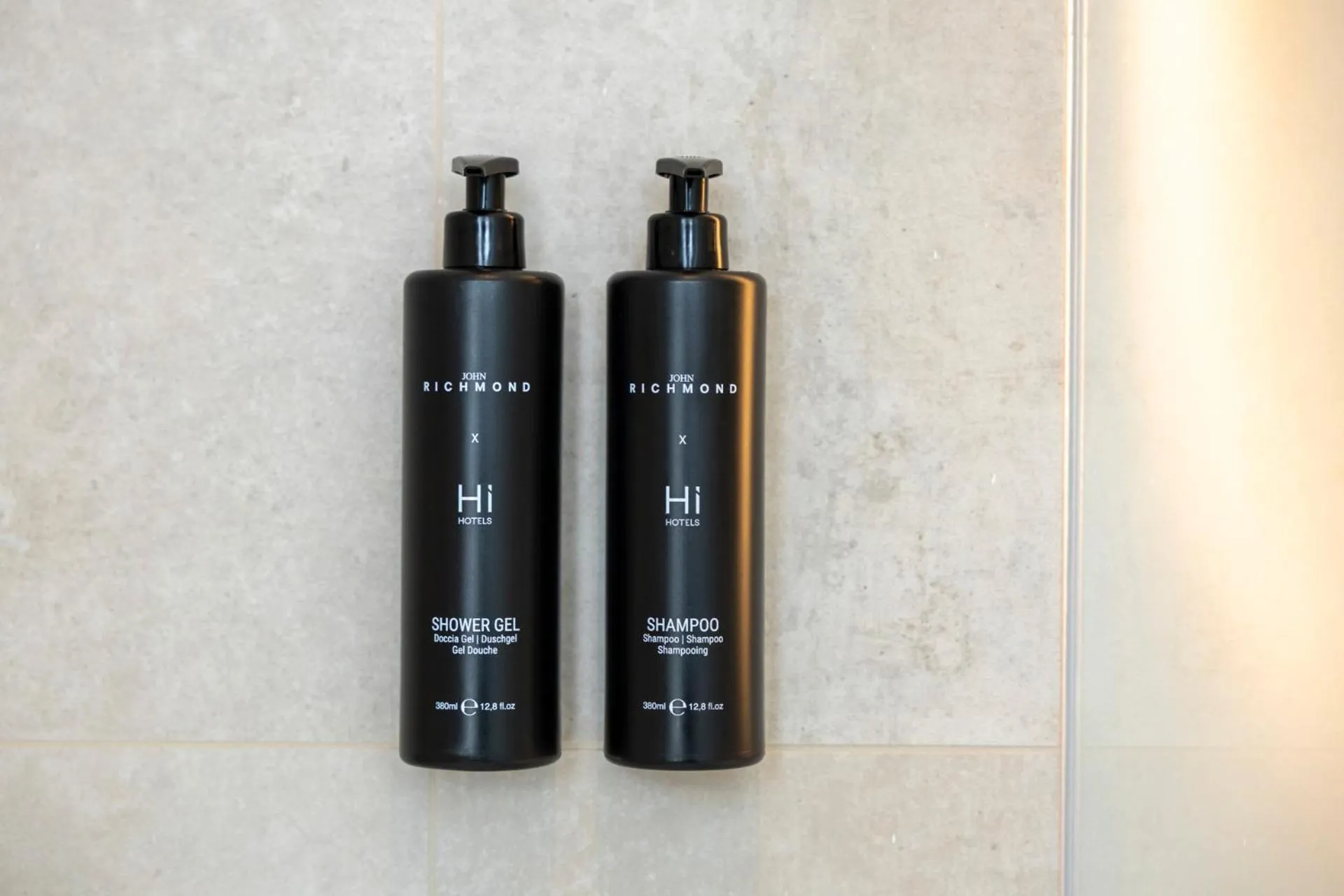 Bathroom in Hi Hotels Sirmione - Lakeview Pool