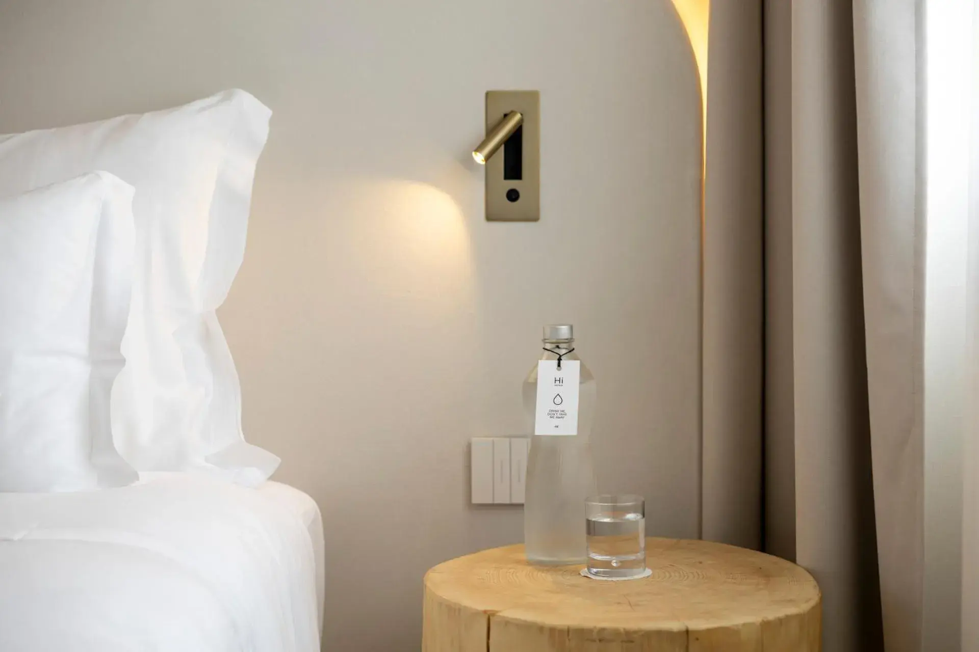 Bed in Hi Hotels Sirmione - Lakeview Pool Bed in Hi Hotels Sirmione - Lakeview Pool