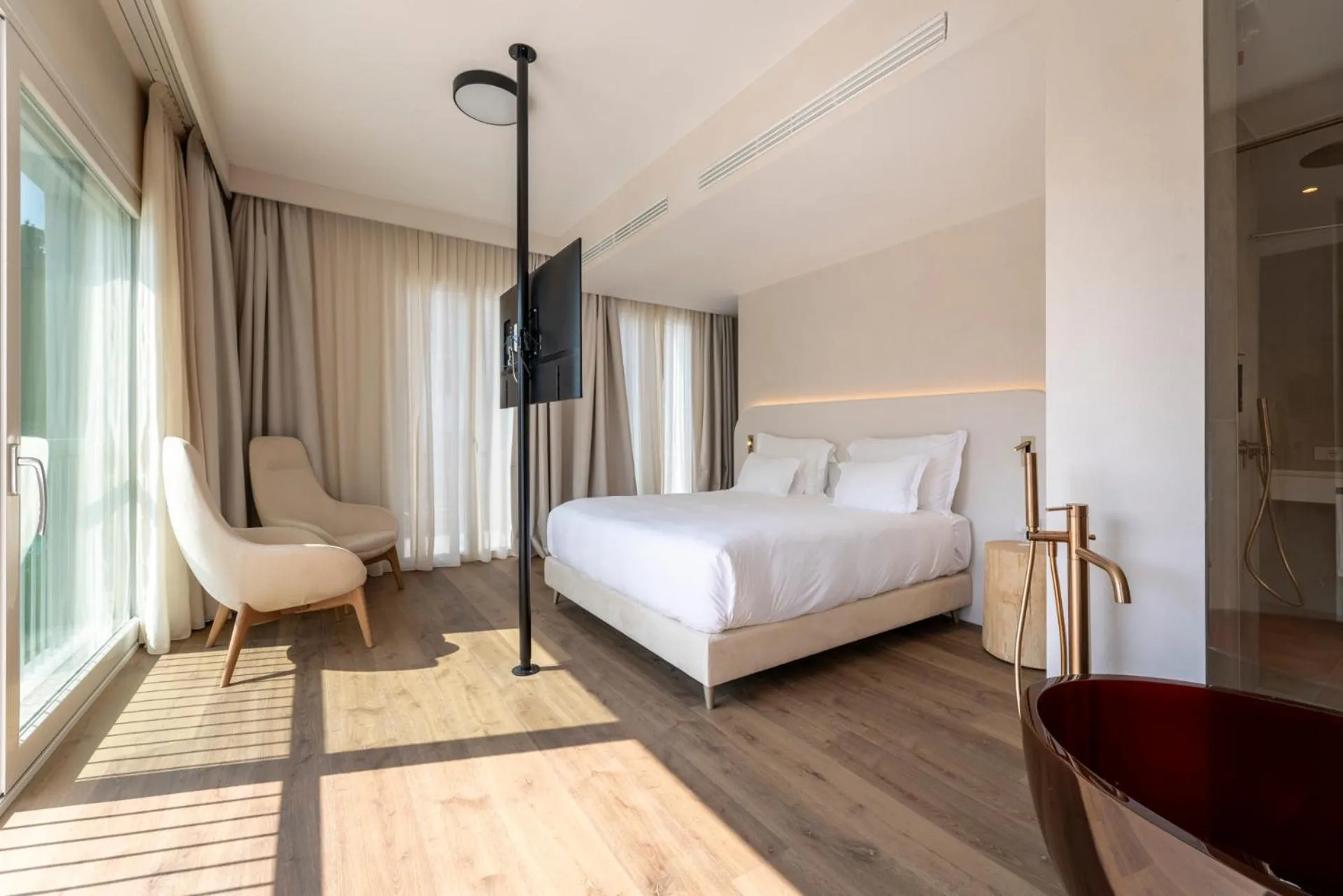 Bed in Hi Hotels Sirmione - Lakeview Pool