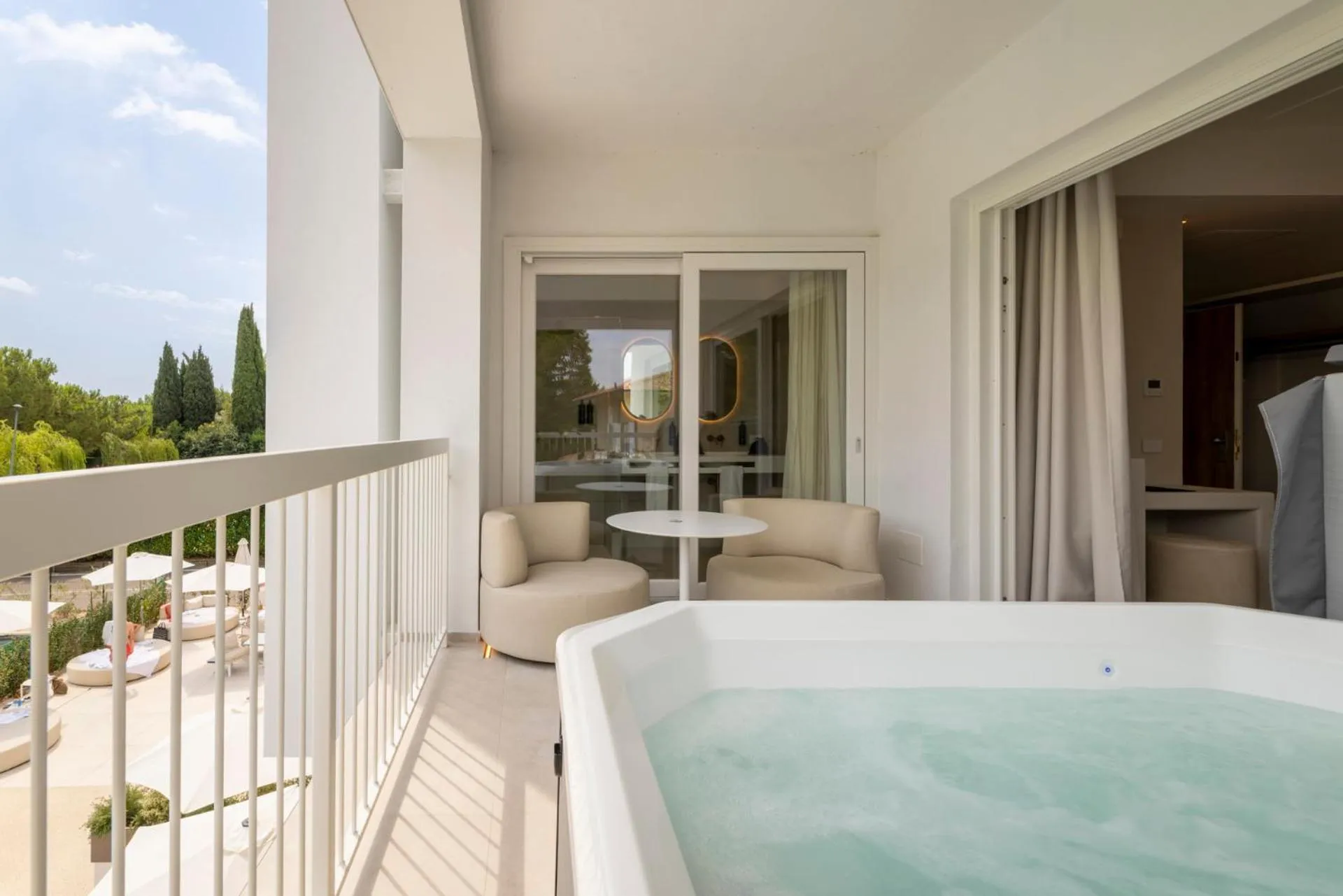 Hot Tub in Hi Hotels Sirmione - Lakeview Pool