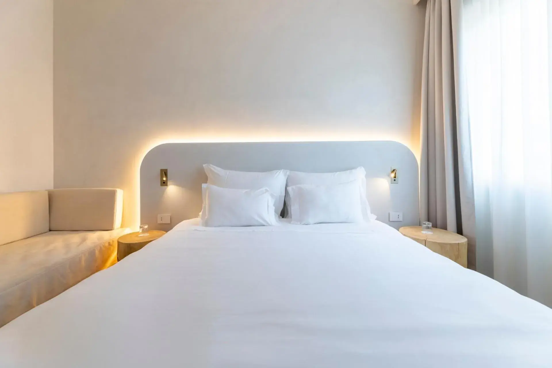 Bedroom, Bed in Hi Hotels Sirmione - Lakeview Pool Bedroom, Bed in Hi Hotels Sirmione - Lakeview Pool