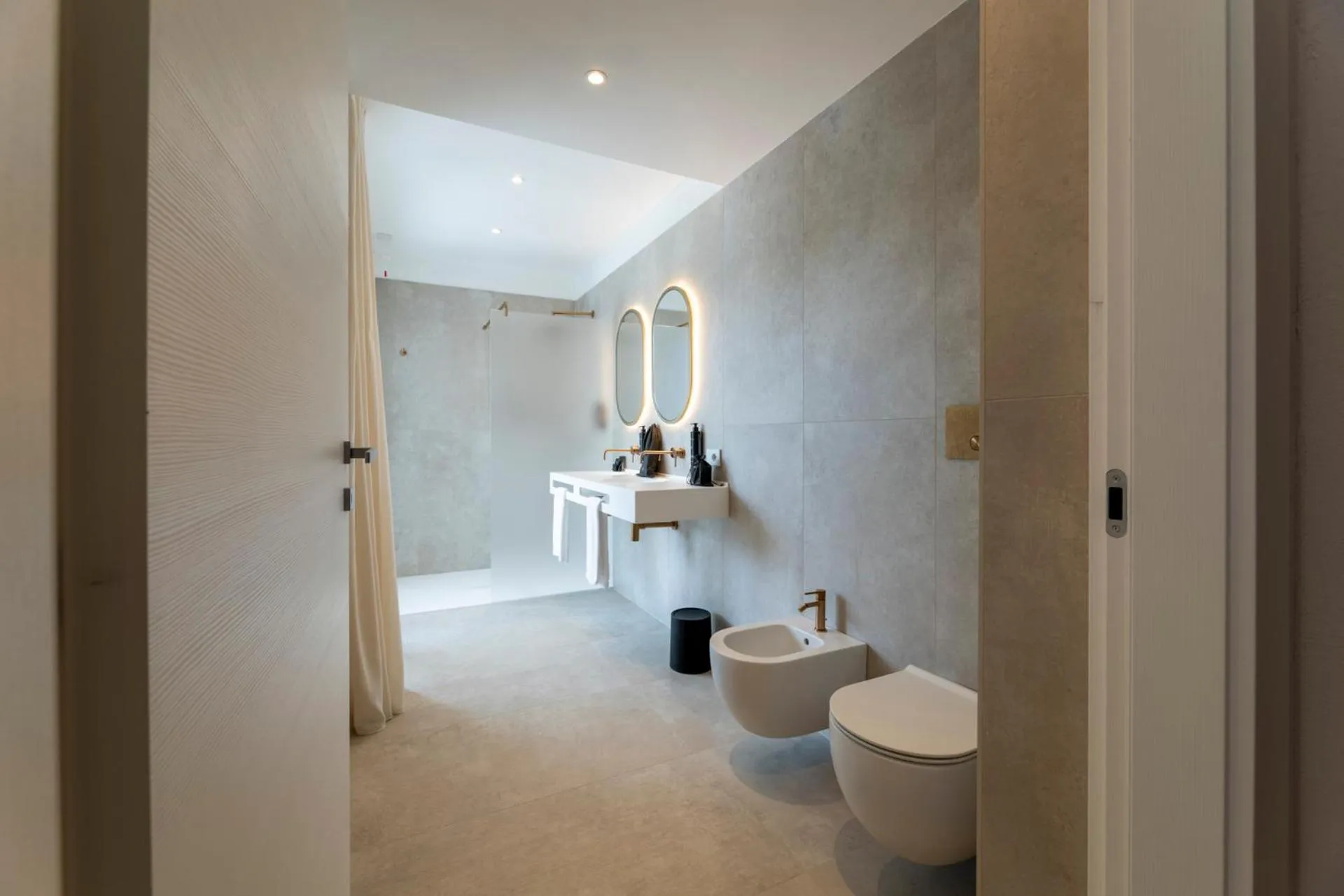 Bathroom in Hi Hotels Sirmione - Lakeview Pool