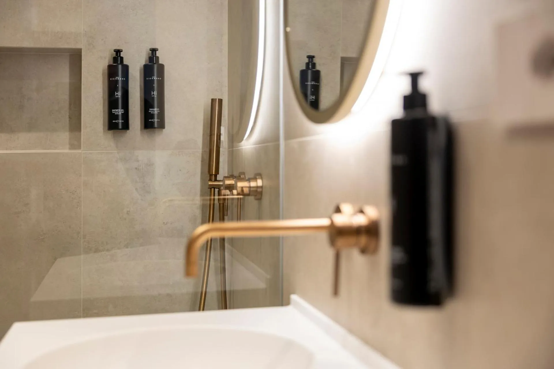 Bathroom in Hi Hotels Sirmione - Lakeview Pool