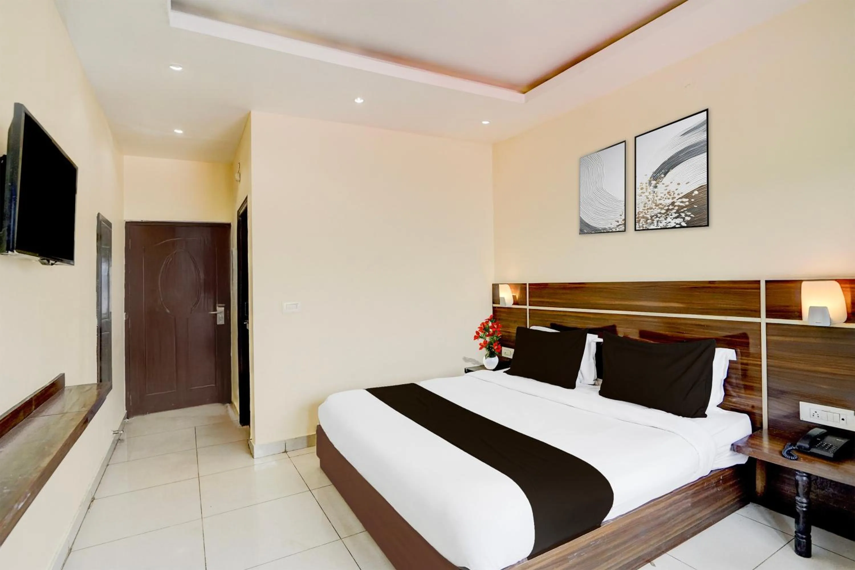 Bedroom, Bed in Super Collection O Railway Station Dehradun Formerly Hotel Narula