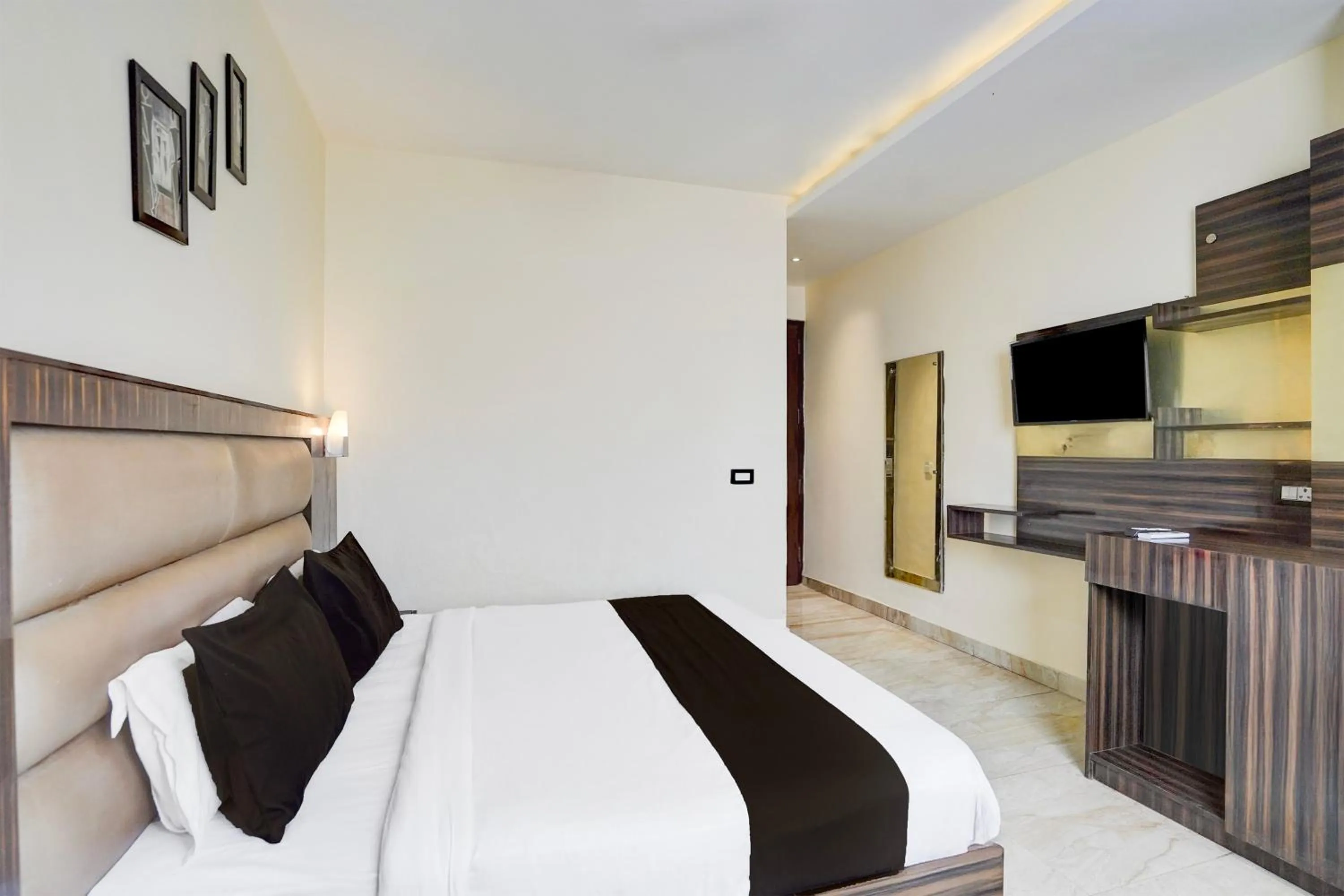 Bedroom, Bed in Super Collection O Railway Station Dehradun Formerly Hotel Narula