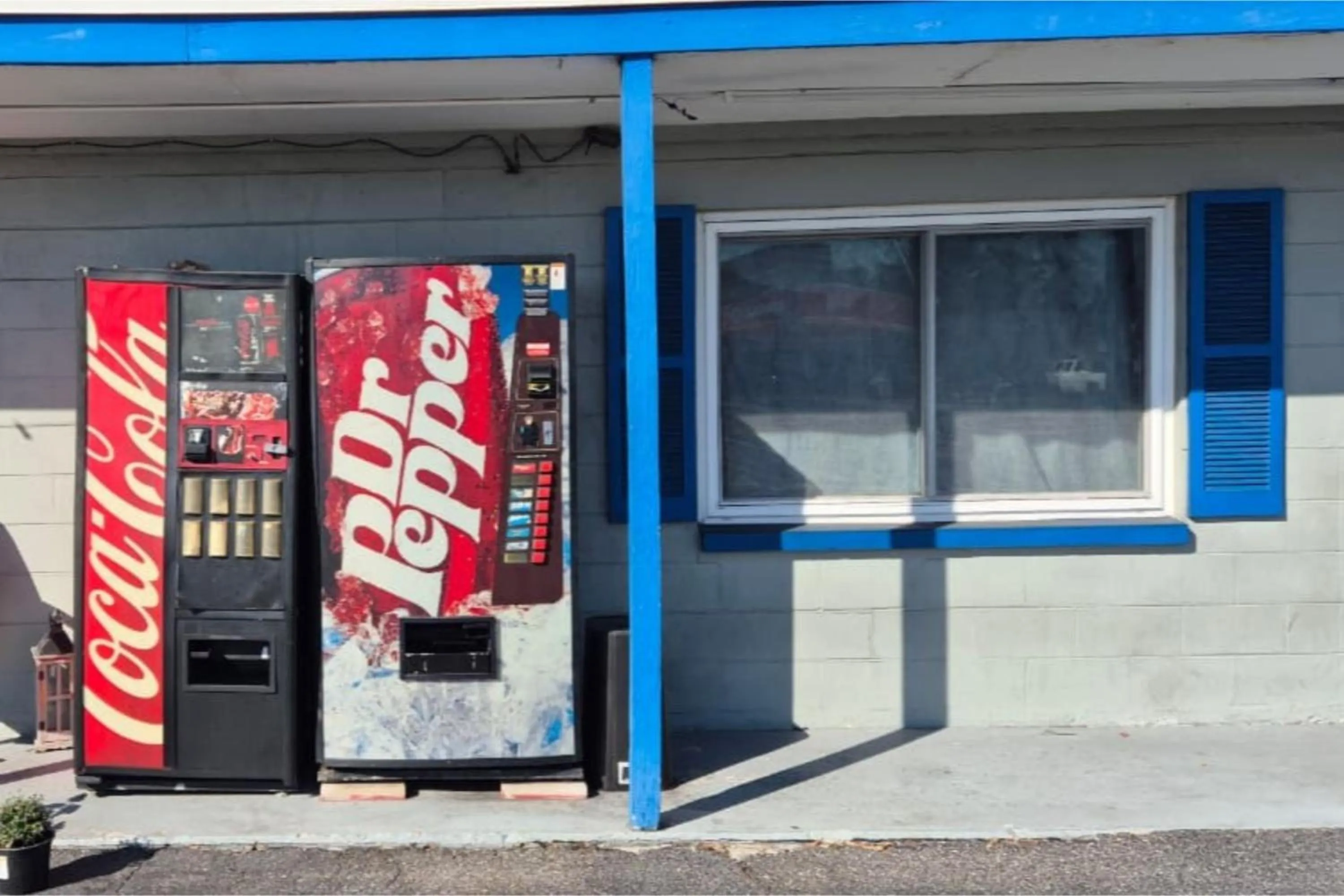 vending machine in Base Motel By OYO South Tampa