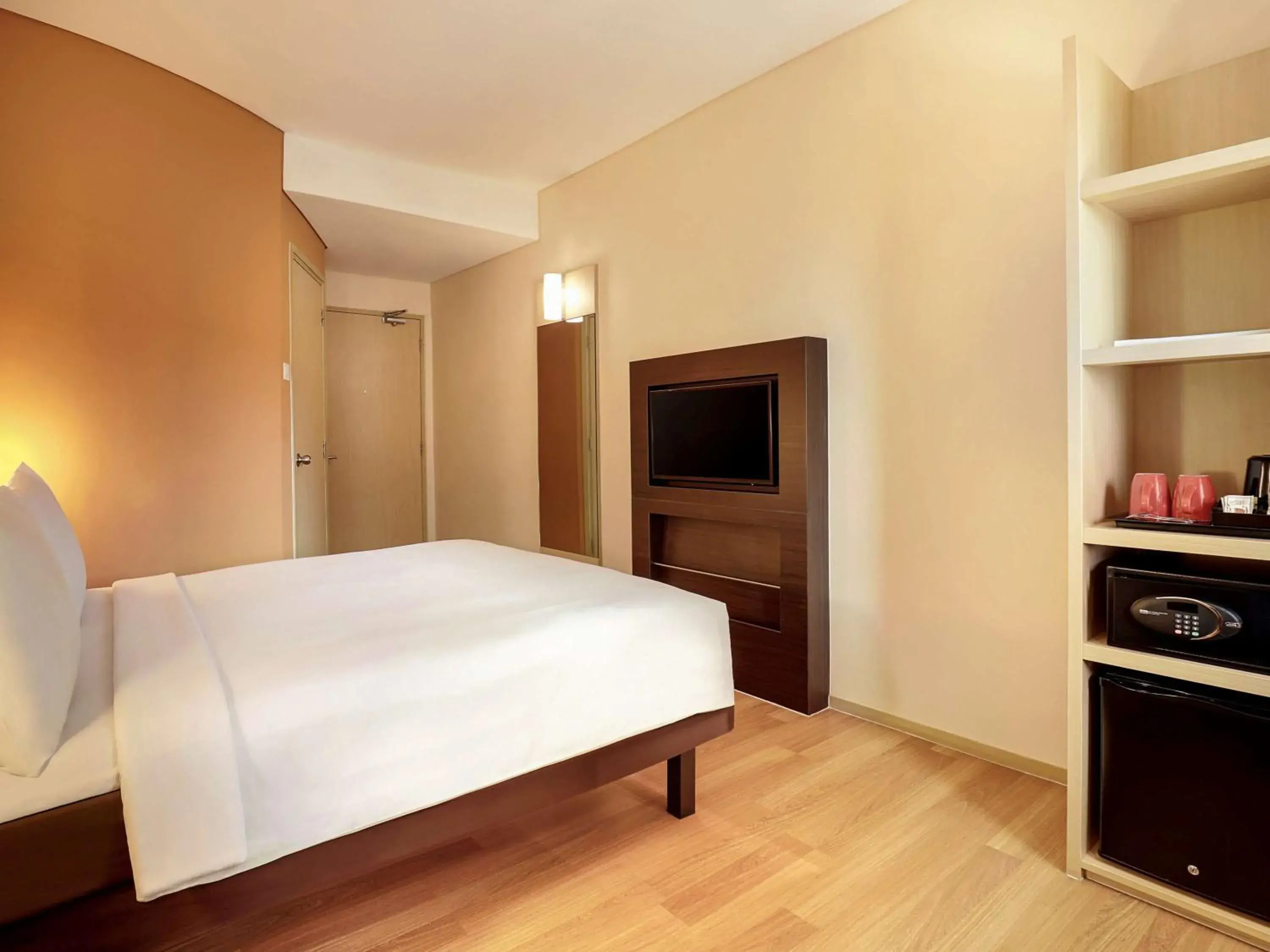 Photo of the whole room, Bed in Ibis Jakarta Harmoni Photo of the whole room, Bed in Ibis Jakarta Harmoni
