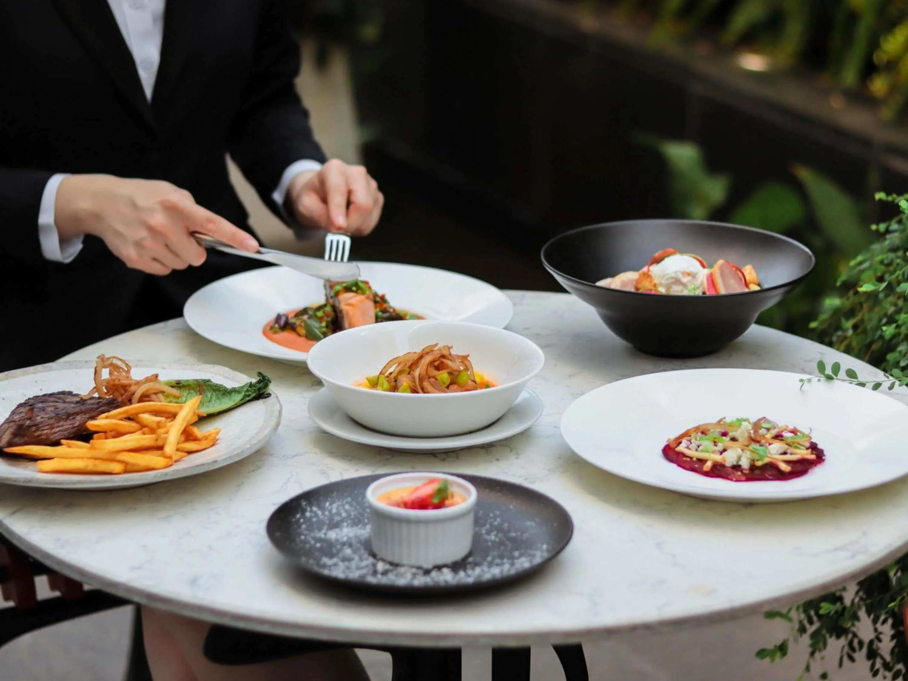 Restaurant/places to eat in Hotel Des Arts Saigon Mgallery Collection