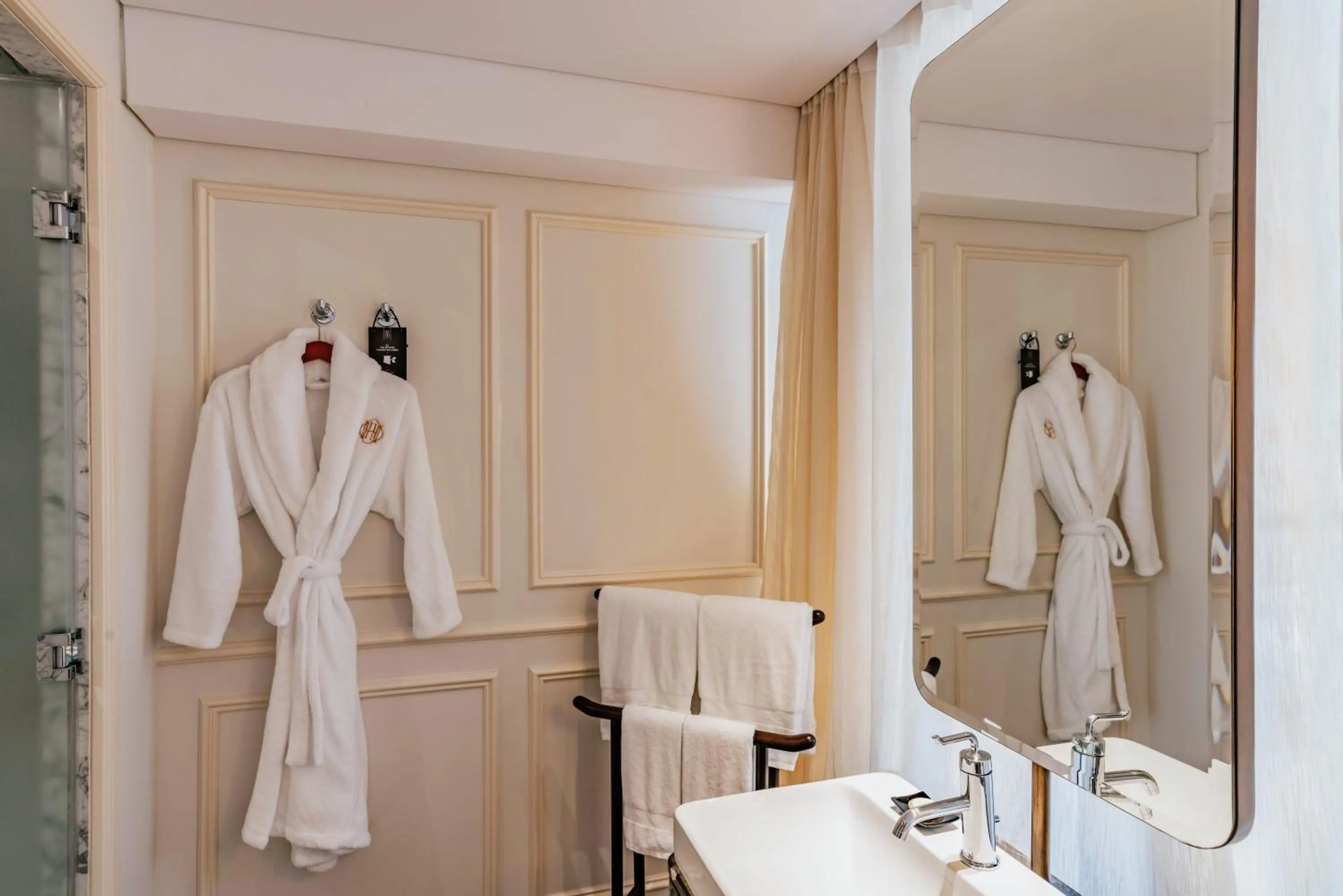 Shower in Hotel Des Arts Saigon Mgallery Collection