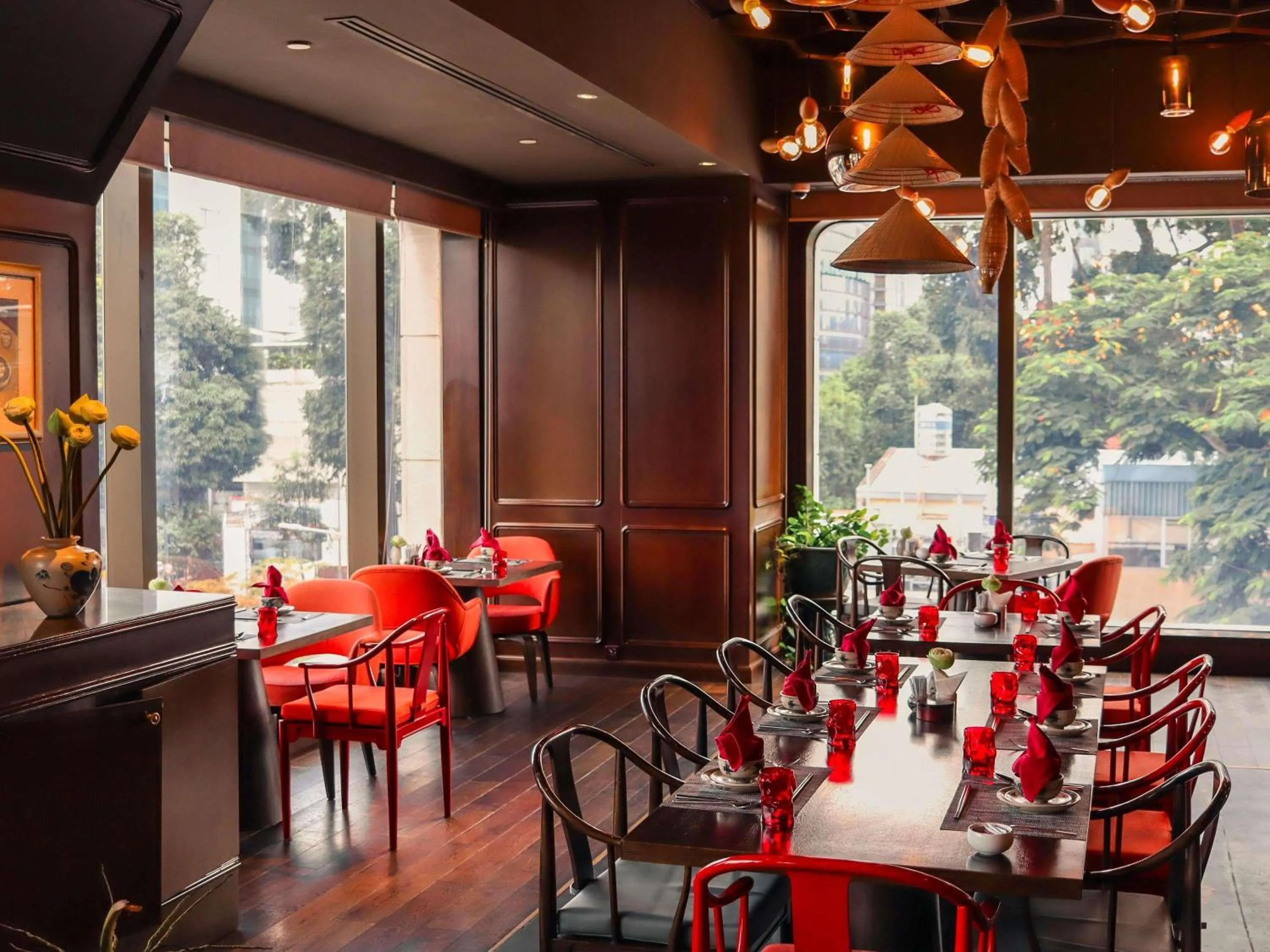 Restaurant/places to eat in Hotel Des Arts Saigon Mgallery Collection