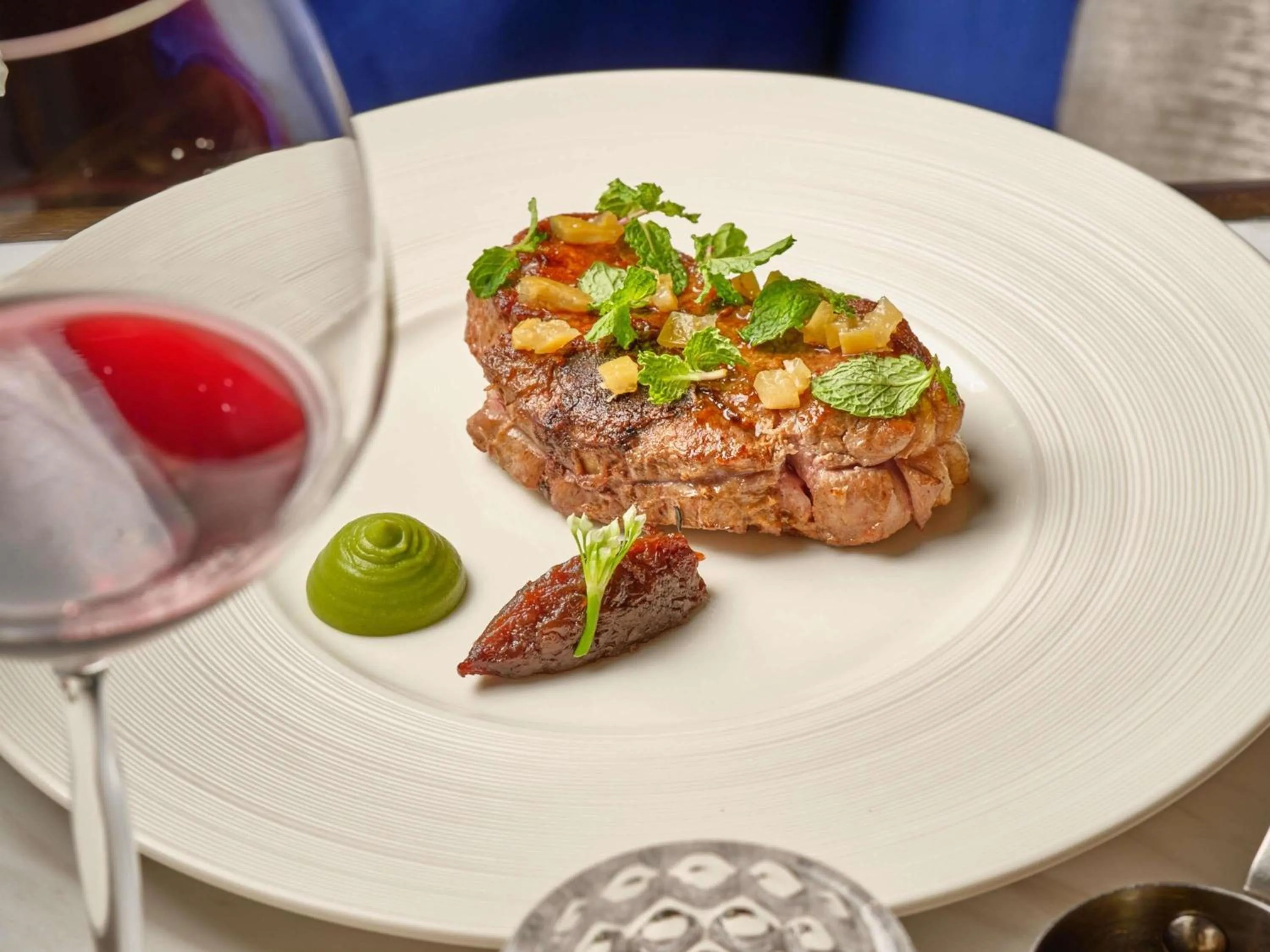 Restaurant/places to eat in Hotel Des Arts Saigon Mgallery Collection