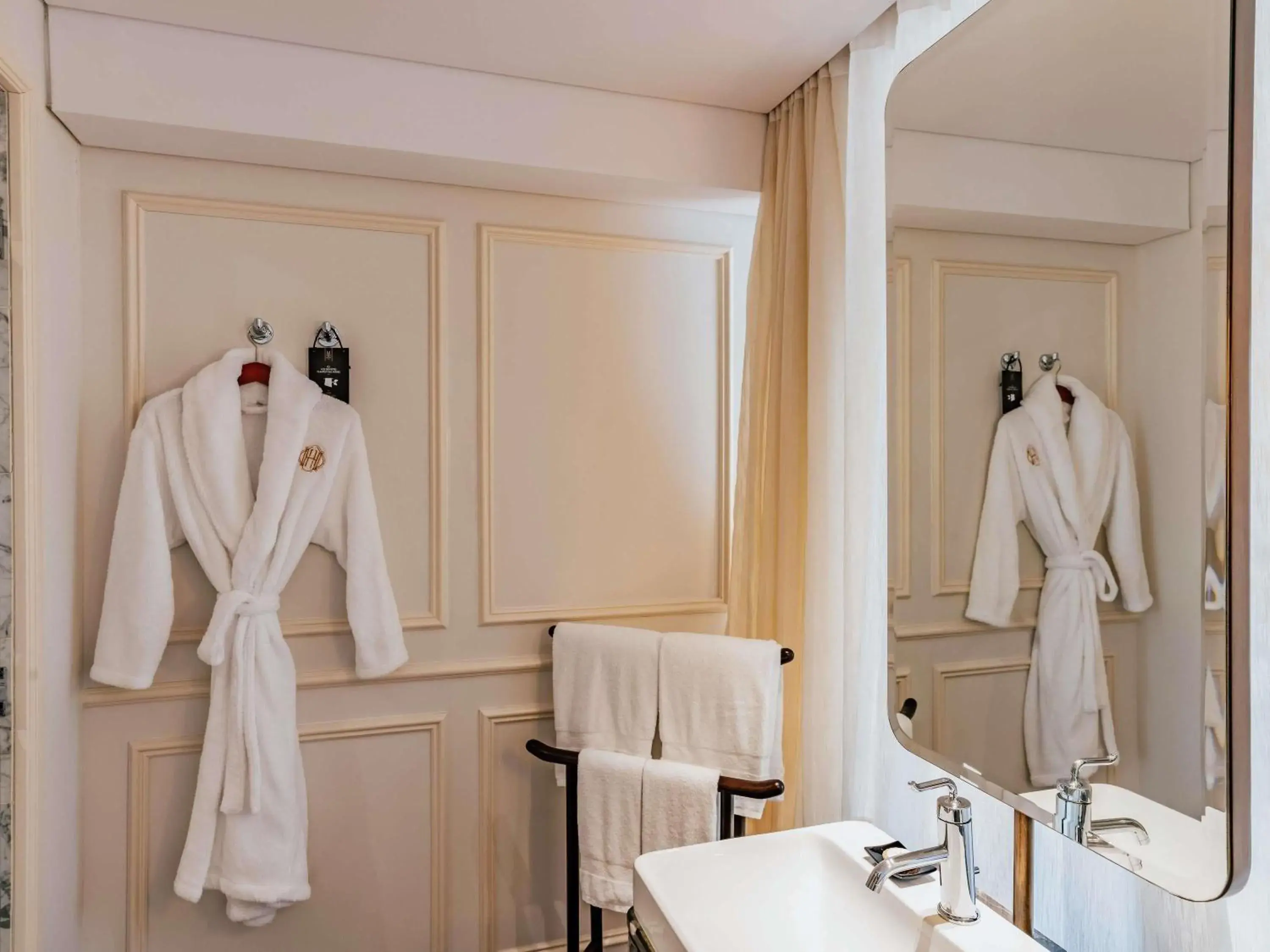 Bedroom in Hotel Des Arts Saigon Mgallery Collection Bedroom in Hotel Des Arts Saigon Mgallery Collection