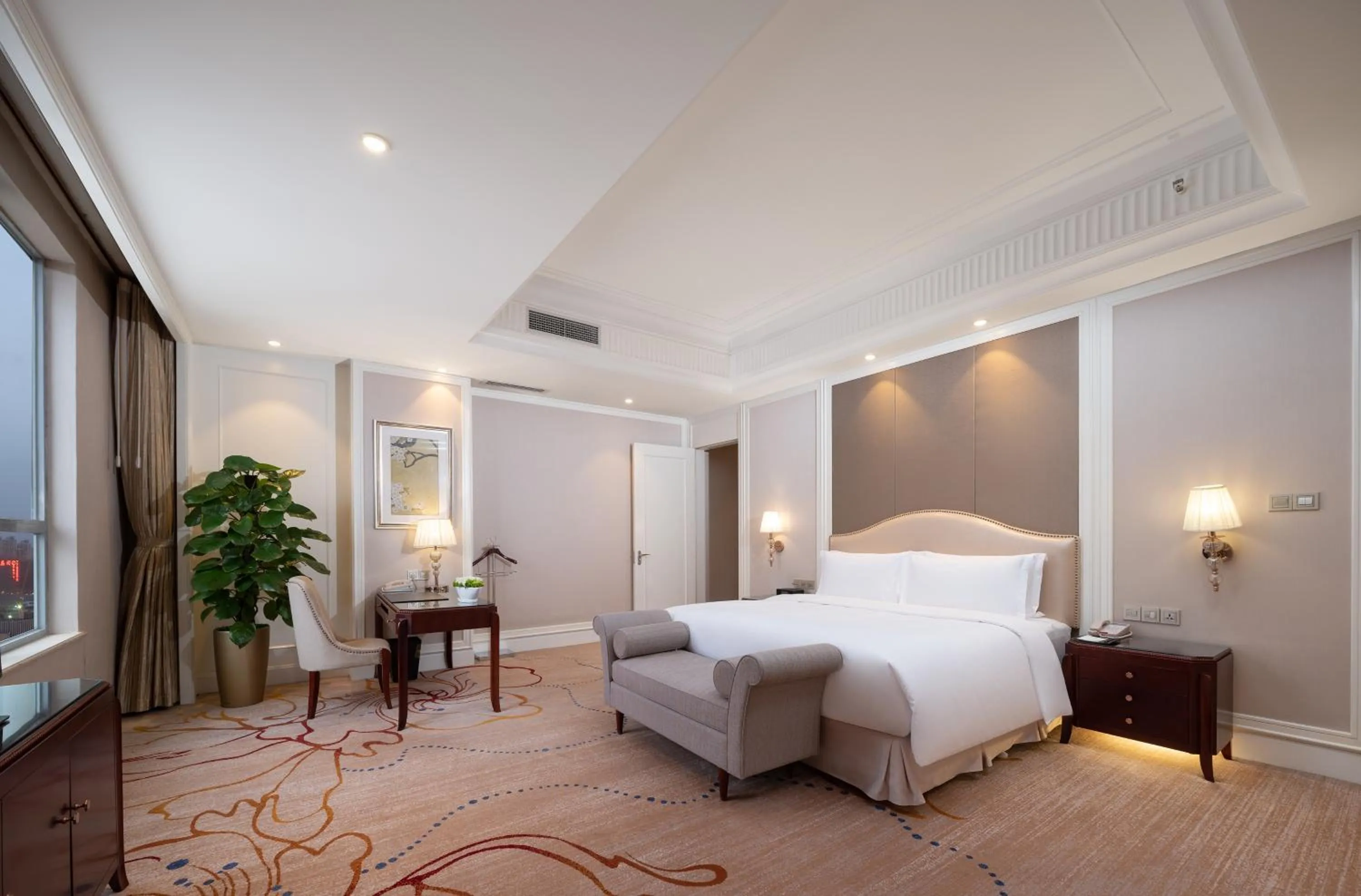 Photo of the whole room, Bed in Sofitel Xining