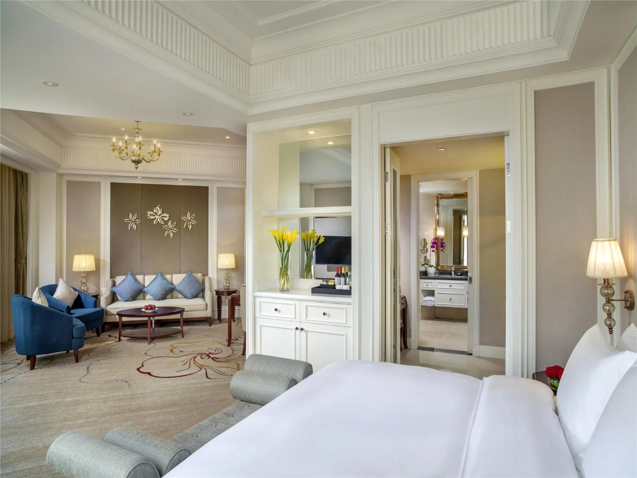 Photo of the whole room, Bed in Sofitel Xining